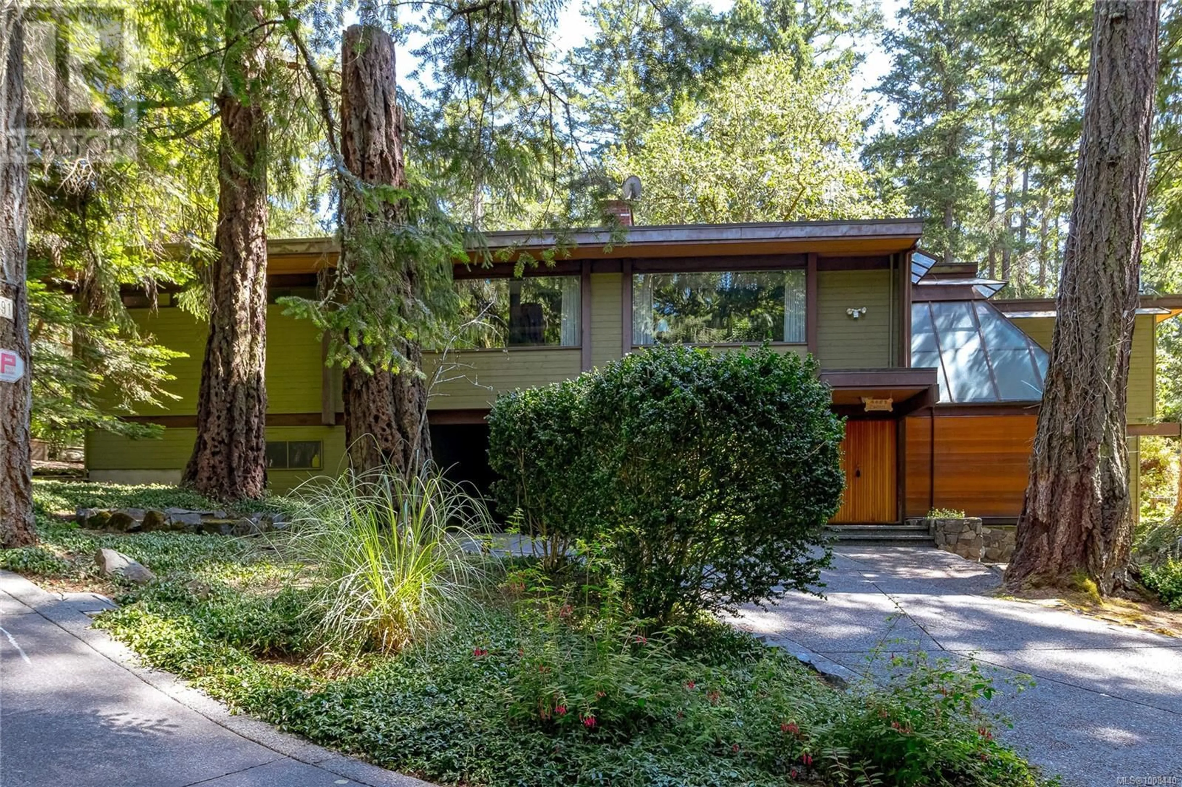 Home with brick exterior material, forest/trees view for 4487 SHADYWOOD PLACE, Saanich British Columbia V8X4C5