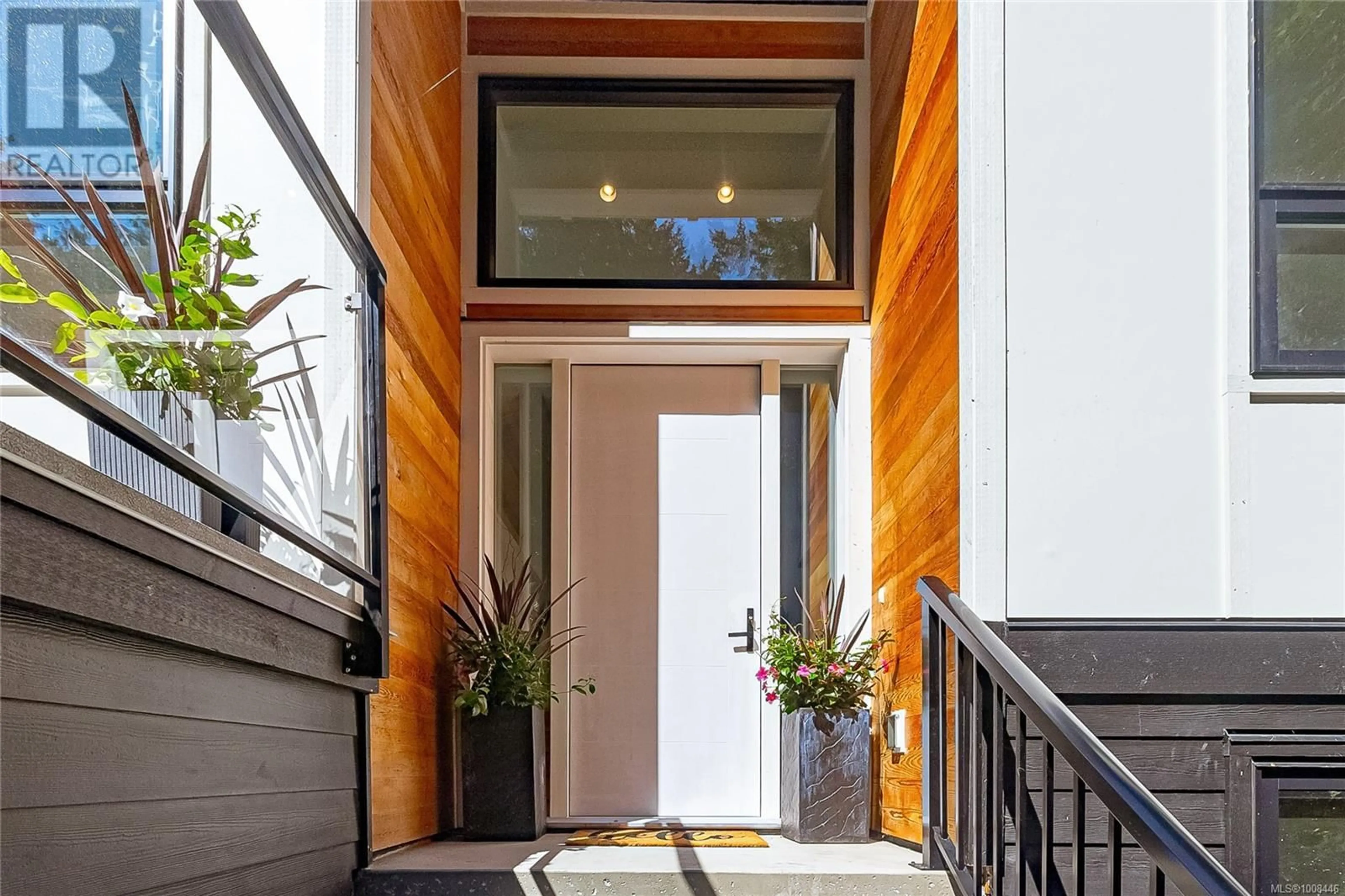 Indoor entryway for 840 HALIBURTON ROAD, Saanich British Columbia V8Y2W4
