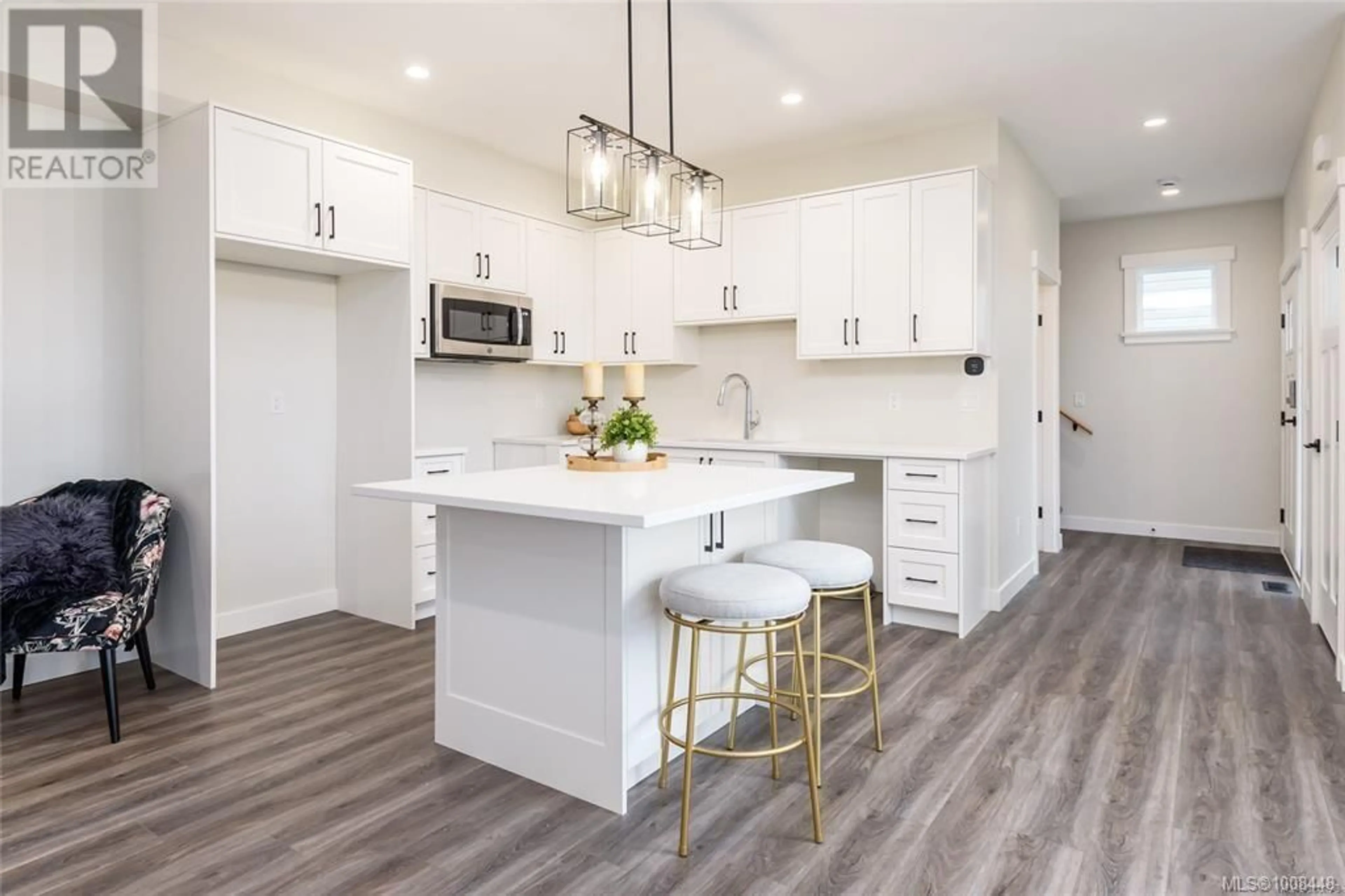 Open concept kitchen, wood/laminate floor for A - 384 12TH STREET, Courtenay British Columbia V9N1T5
