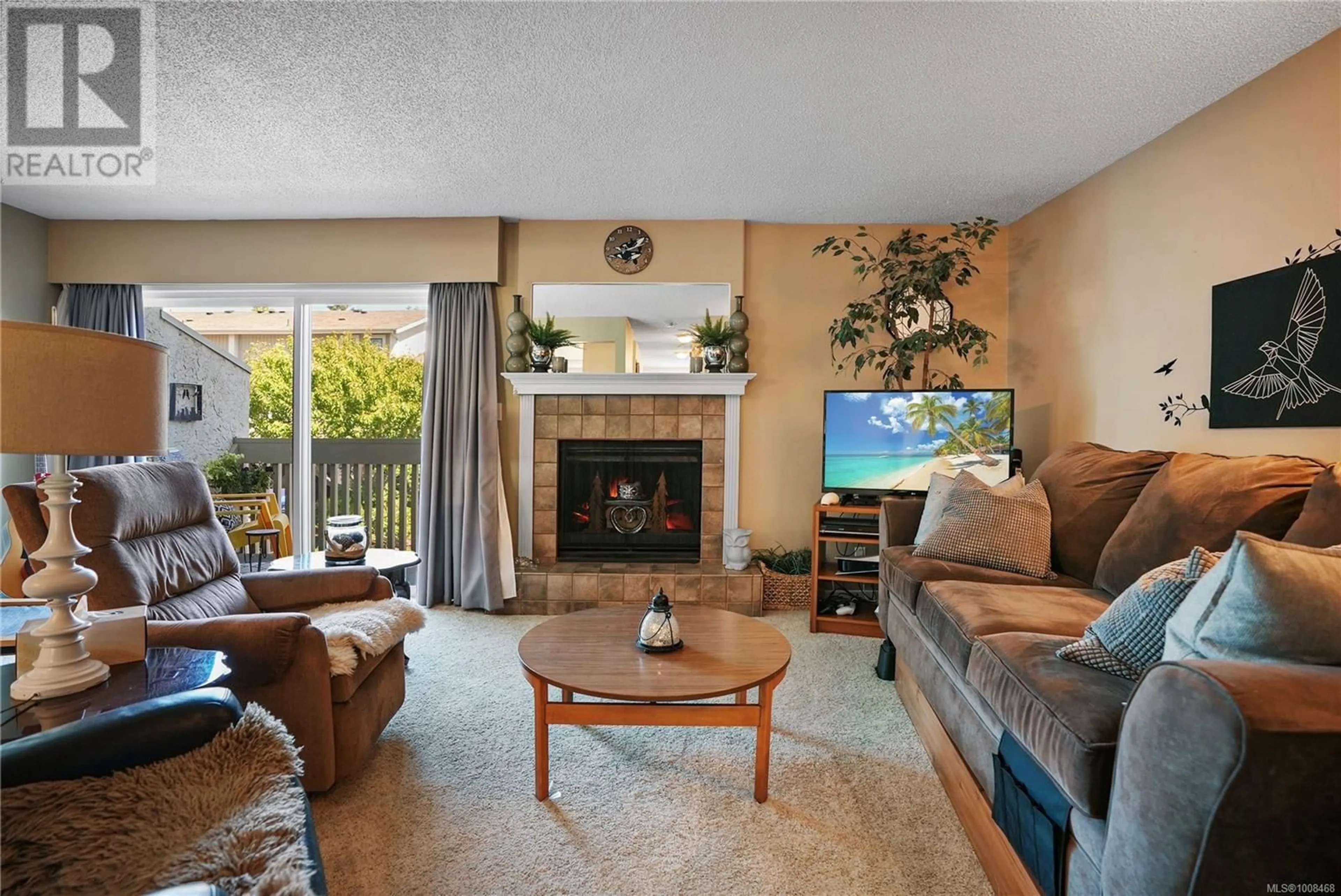Living room with furniture, unknown for 27 - 1480 GARNET ROAD, Saanich British Columbia V8P5K9