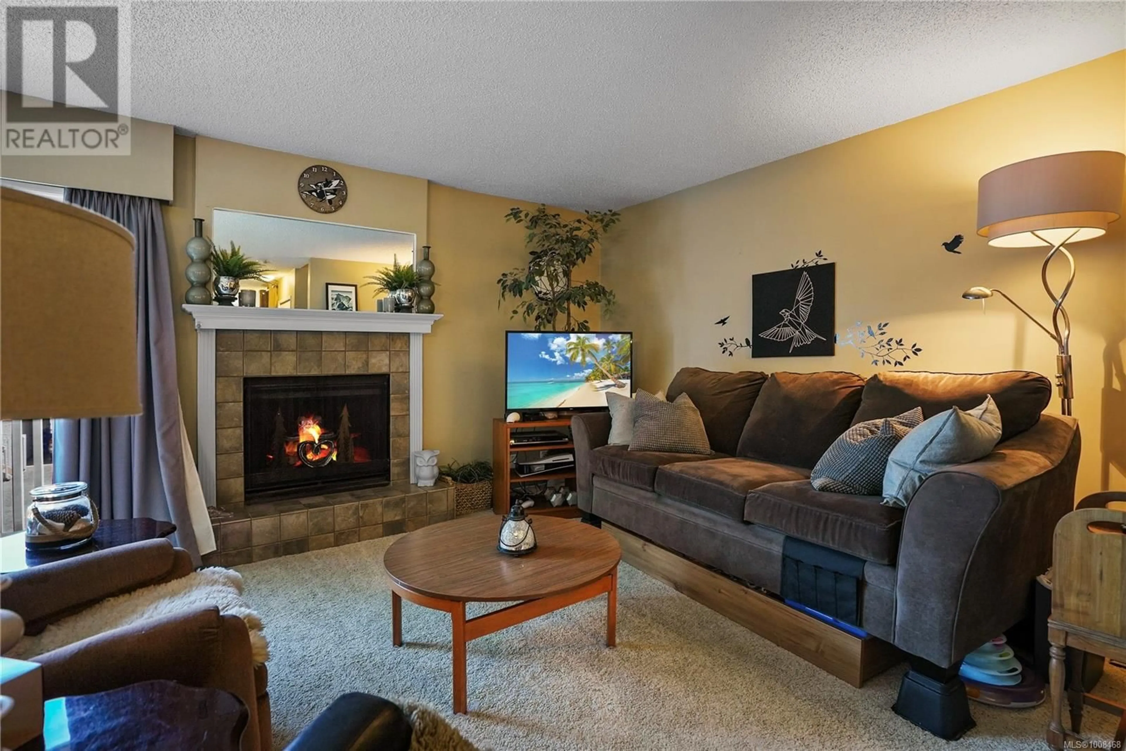 Living room with furniture, unknown for 27 - 1480 GARNET ROAD, Saanich British Columbia V8P5K9