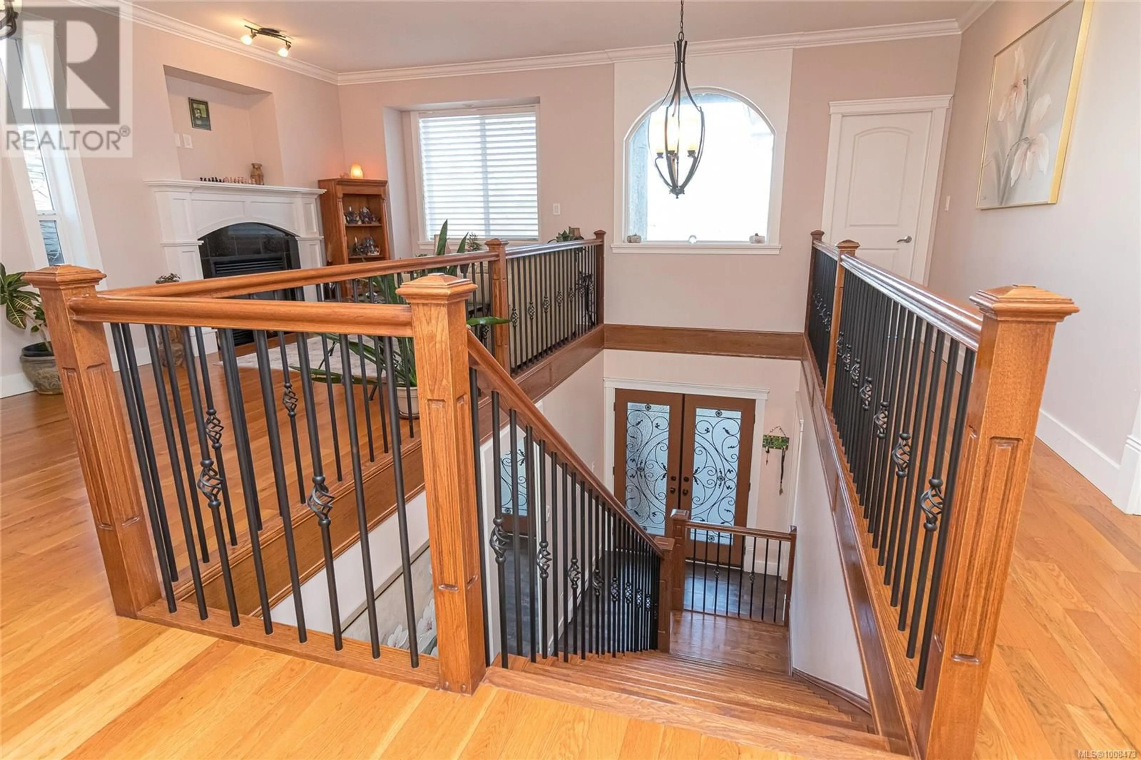 Indoor foyer for 3161 WASCANA STREET, Saanich British Columbia V9A1W4