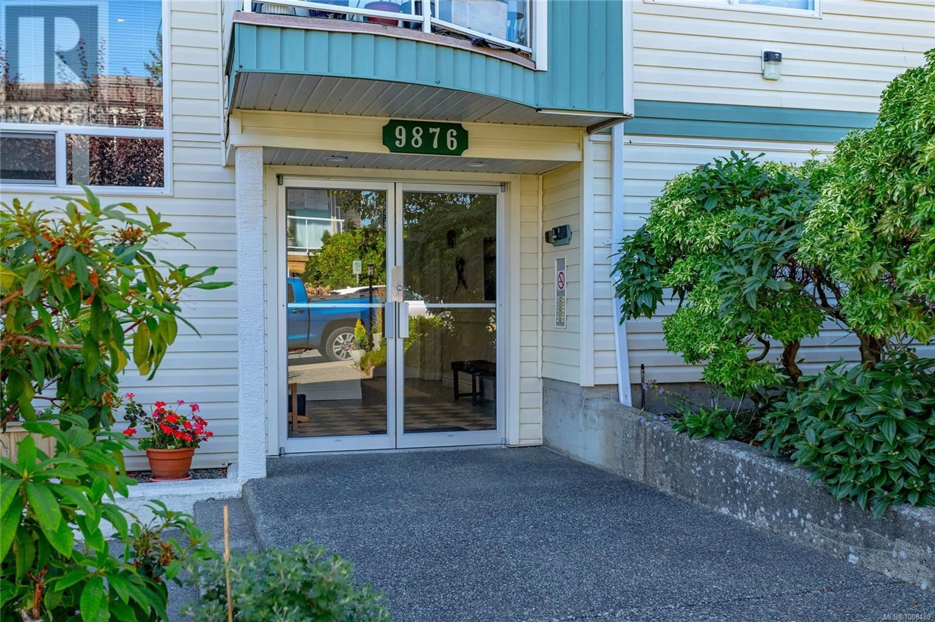 Indoor foyer for 202 - 9876 ESPLANADE STREET, Chemainus British Columbia V0R1K1