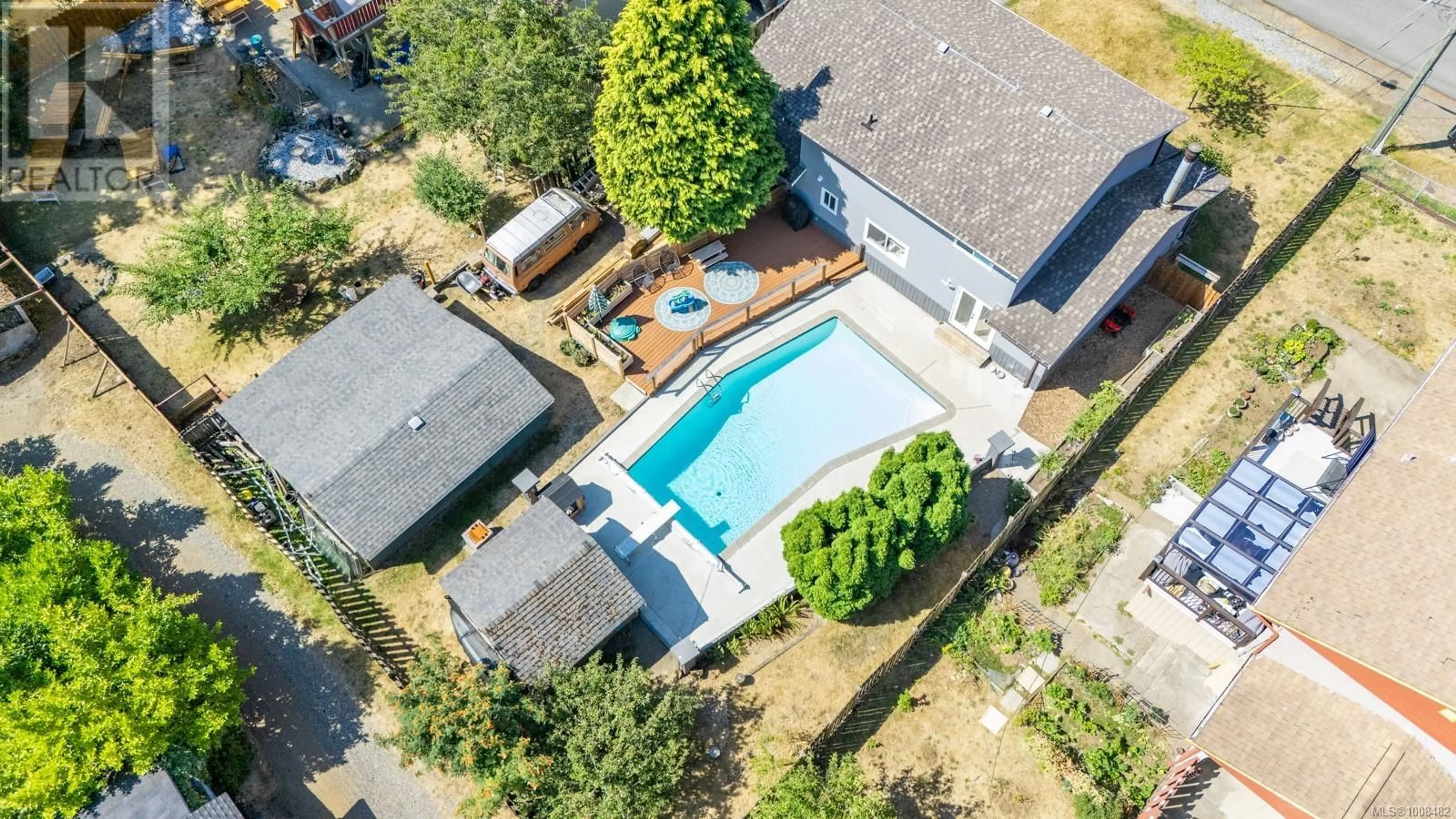 A pic from outside/outdoor area/front of a property/back of a property/a pic from drone, street for 3603 SUNRISE PLACE, Nanaimo British Columbia V9T2S7