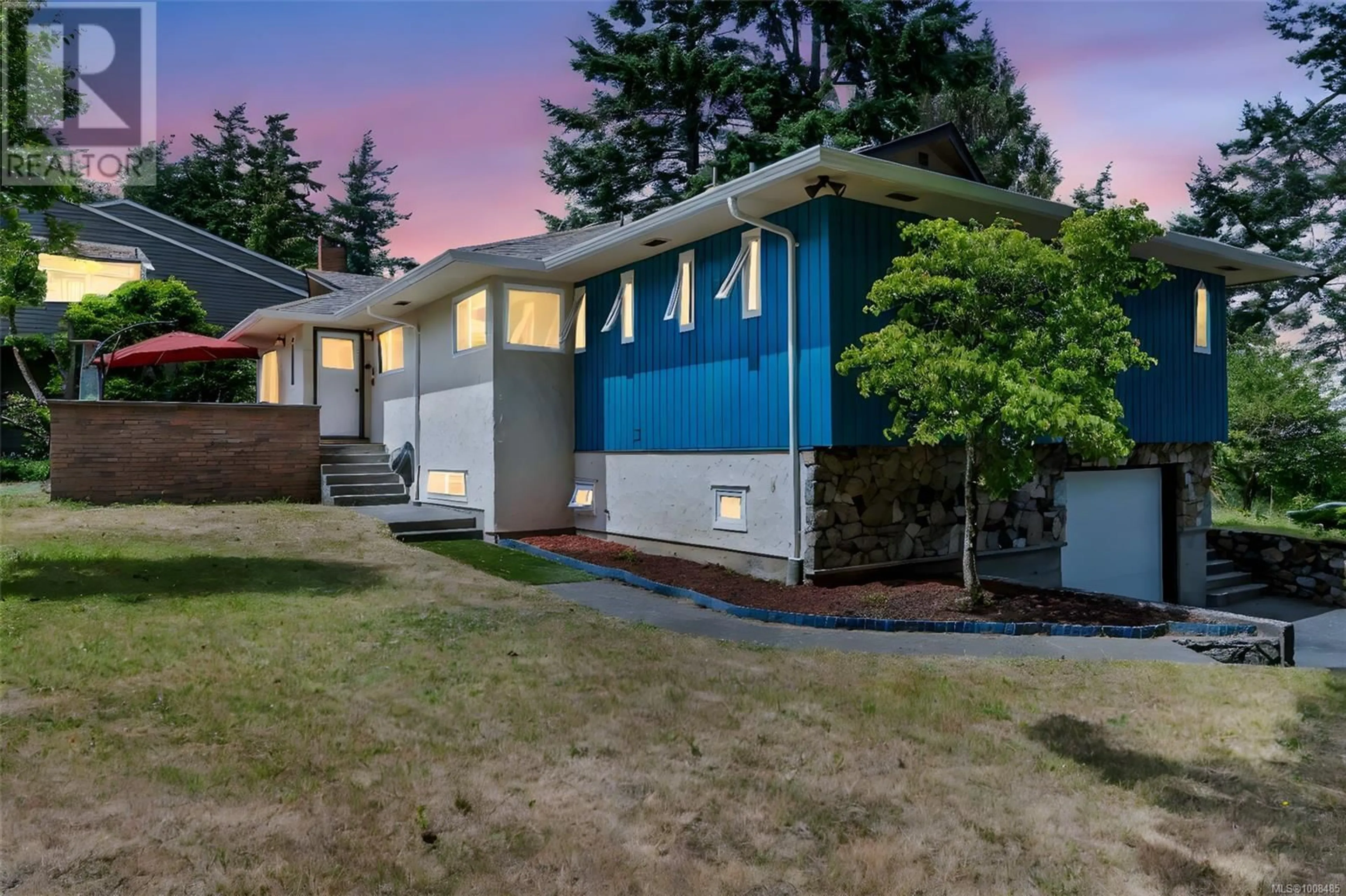 Home with vinyl exterior material, street for 1935 SAN JUAN AVENUE, Saanich British Columbia V8N2J3