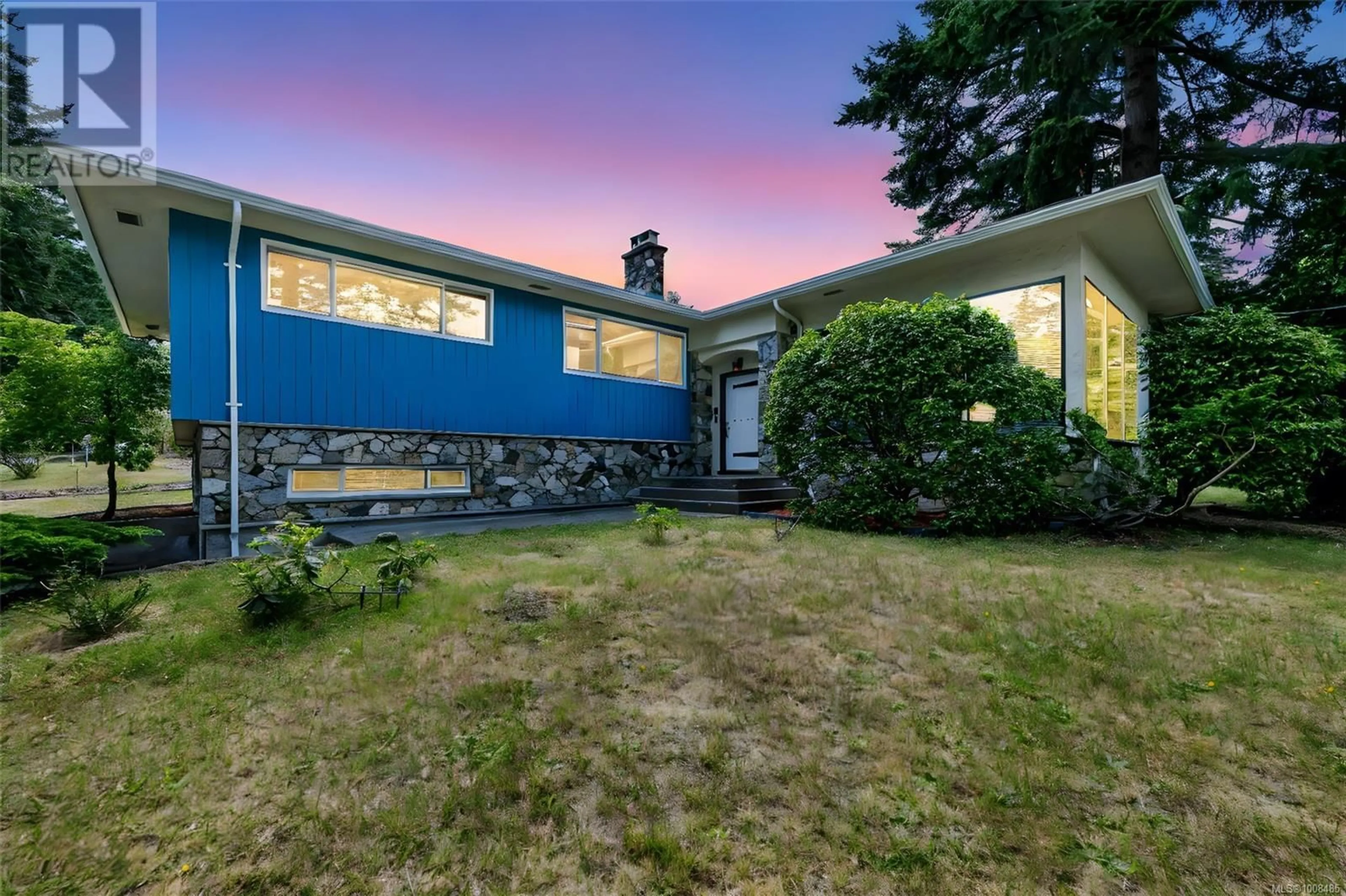 Home with vinyl exterior material, street for 1935 SAN JUAN AVENUE, Saanich British Columbia V8N2J3