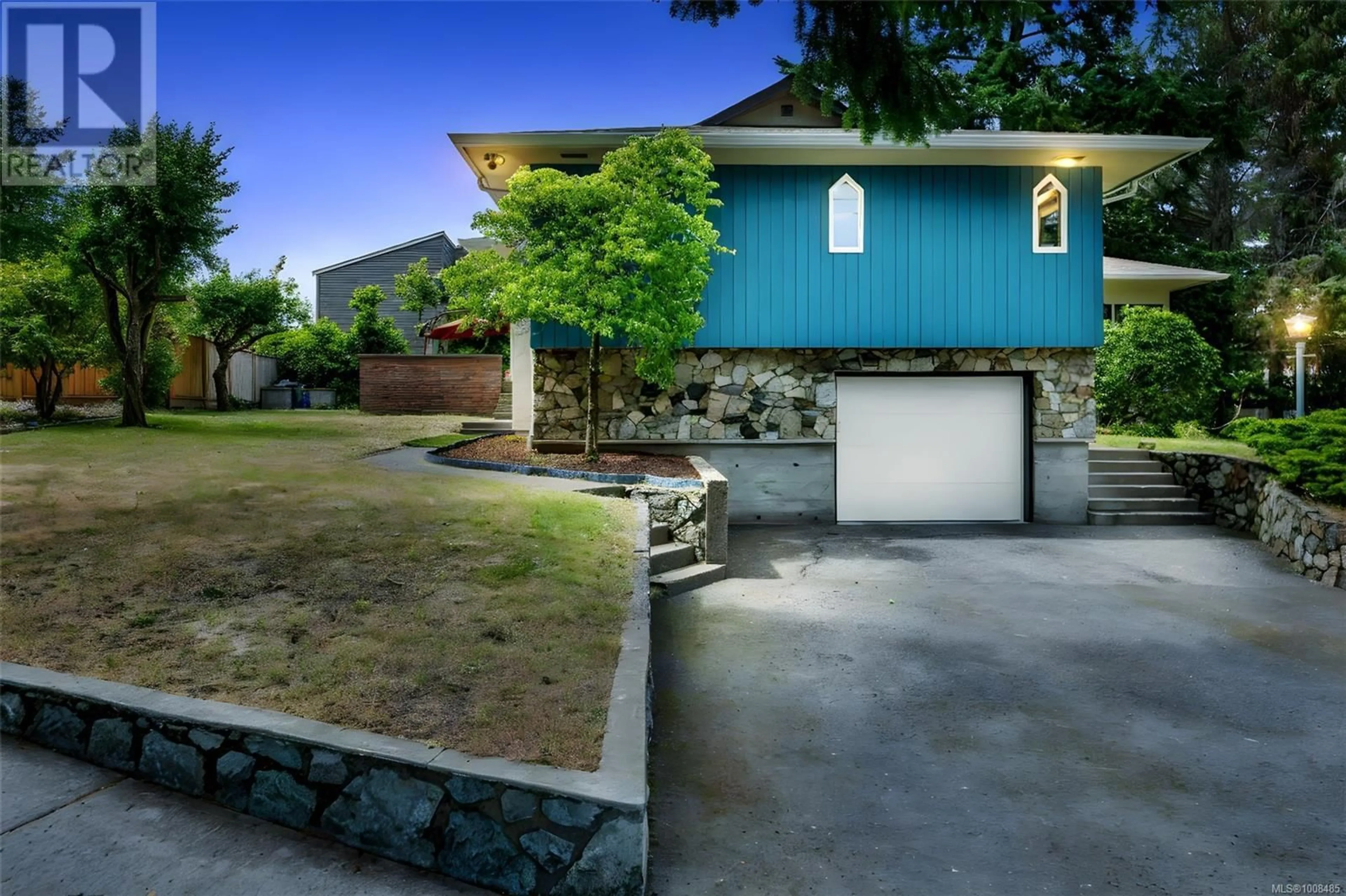 Home with vinyl exterior material, street for 1935 SAN JUAN AVENUE, Saanich British Columbia V8N2J3