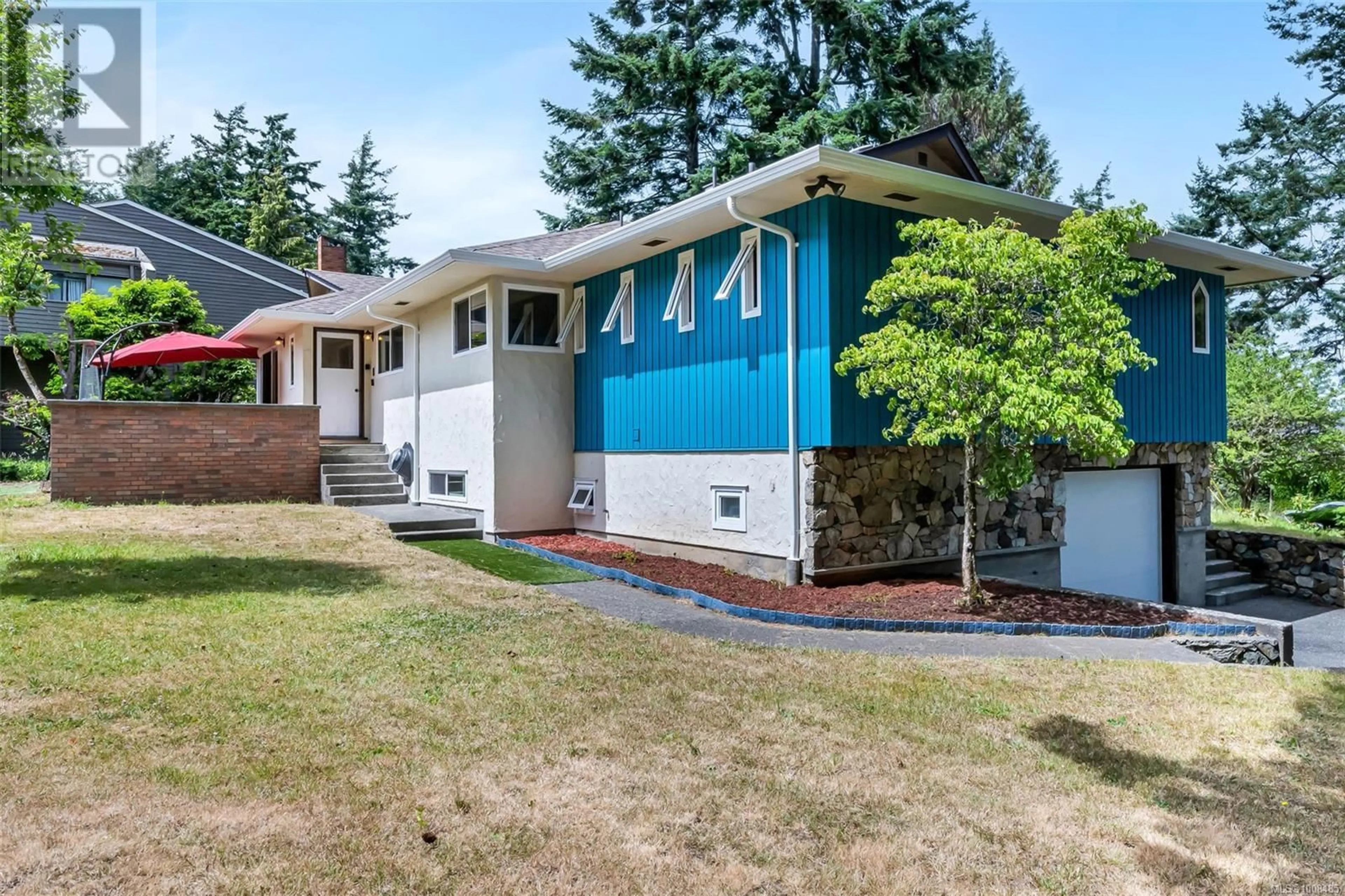 Home with vinyl exterior material, street for 1935 SAN JUAN AVENUE, Saanich British Columbia V8N2J3