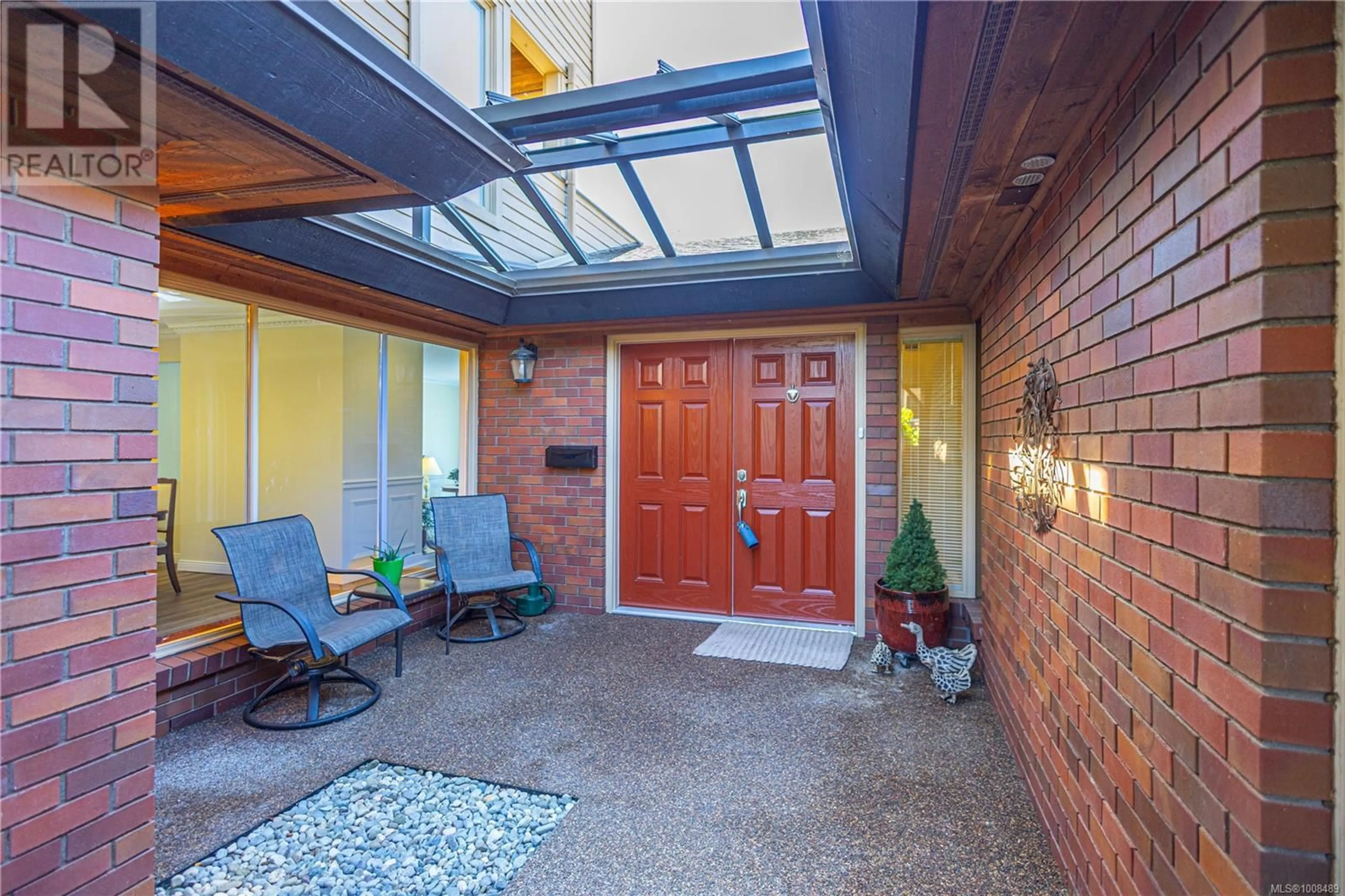 Indoor entryway for 122 - 2345 CEDAR HILL CROSS ROAD, Oak Bay British Columbia V8P5M8
