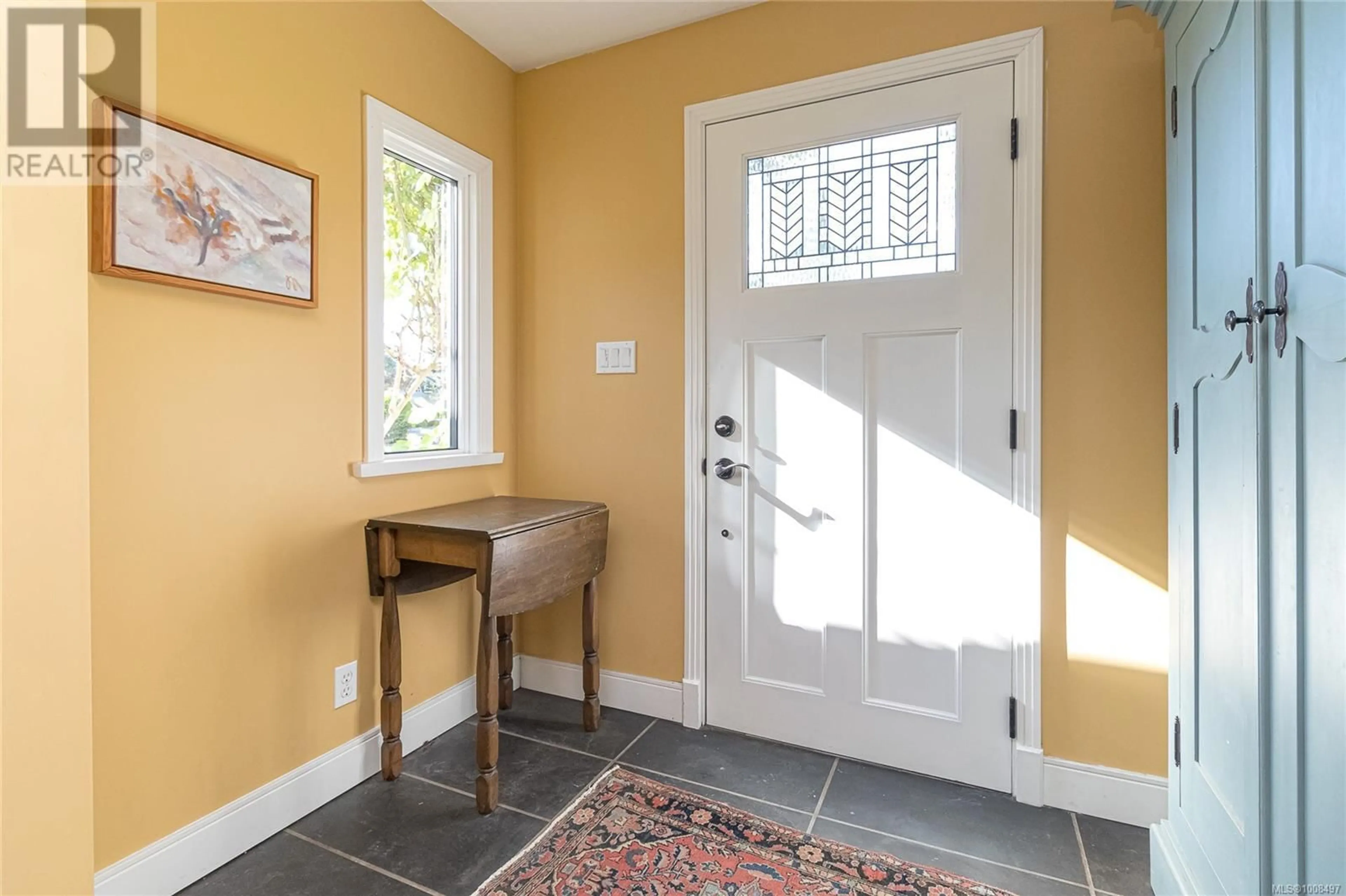 Indoor entryway for 910 JASMINE AVENUE, Saanich British Columbia V8Z2P2