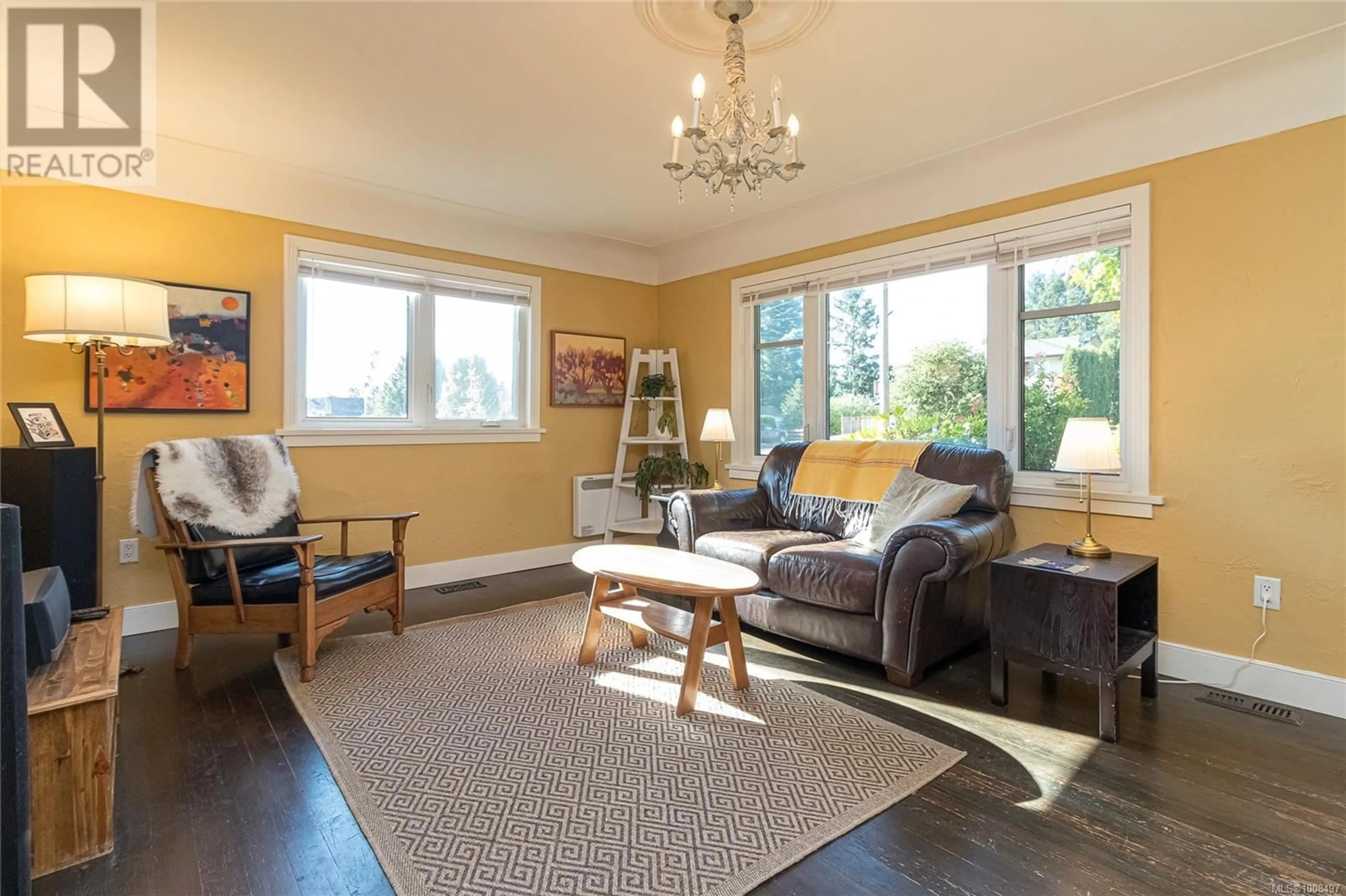 Living room with furniture, wood/laminate floor for 910 JASMINE AVENUE, Saanich British Columbia V8Z2P2