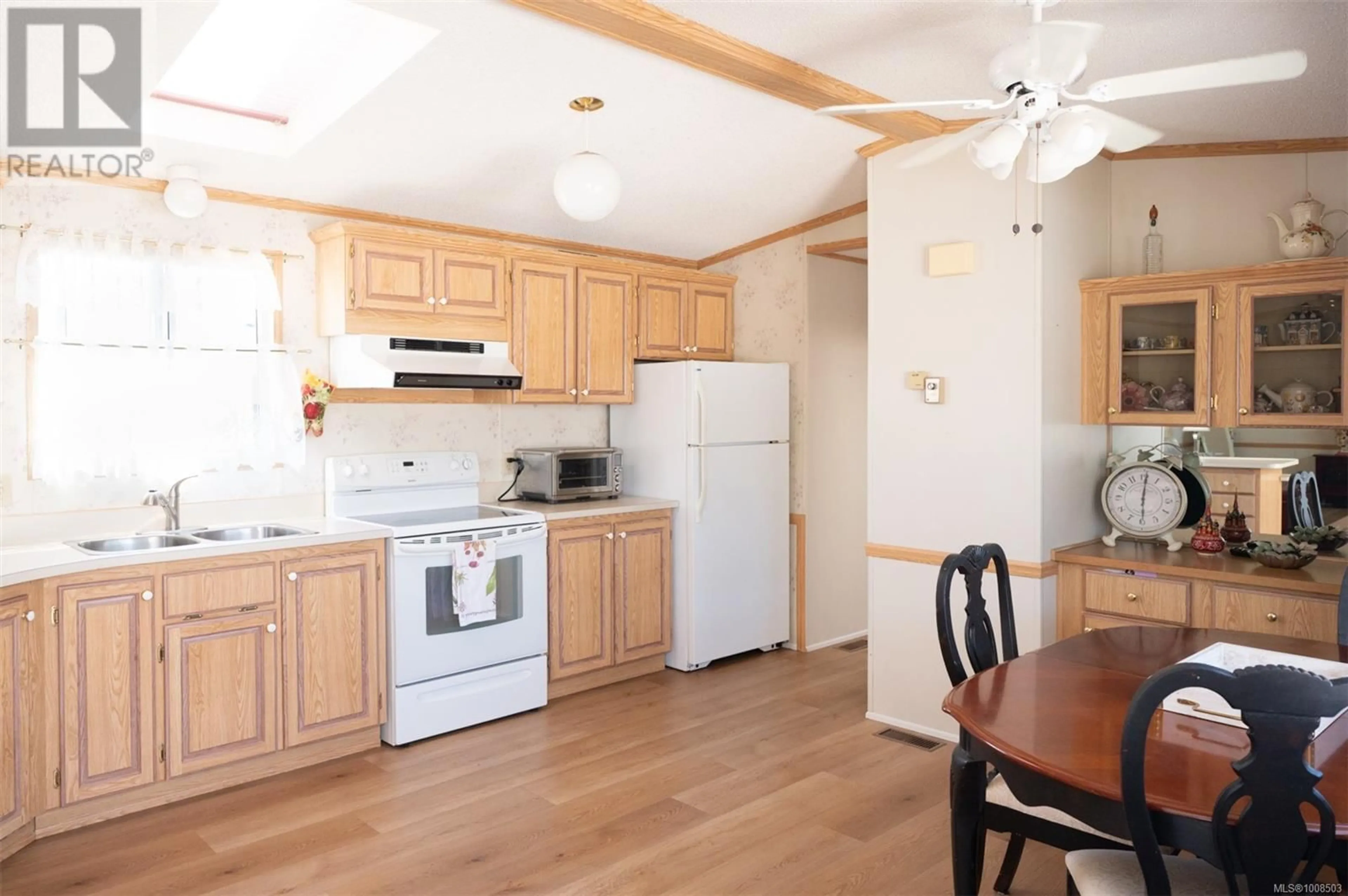 Standard kitchen, wood/laminate floor for 32 - 450 STANFORD AVENUE EAST, Parksville British Columbia V9P1V8