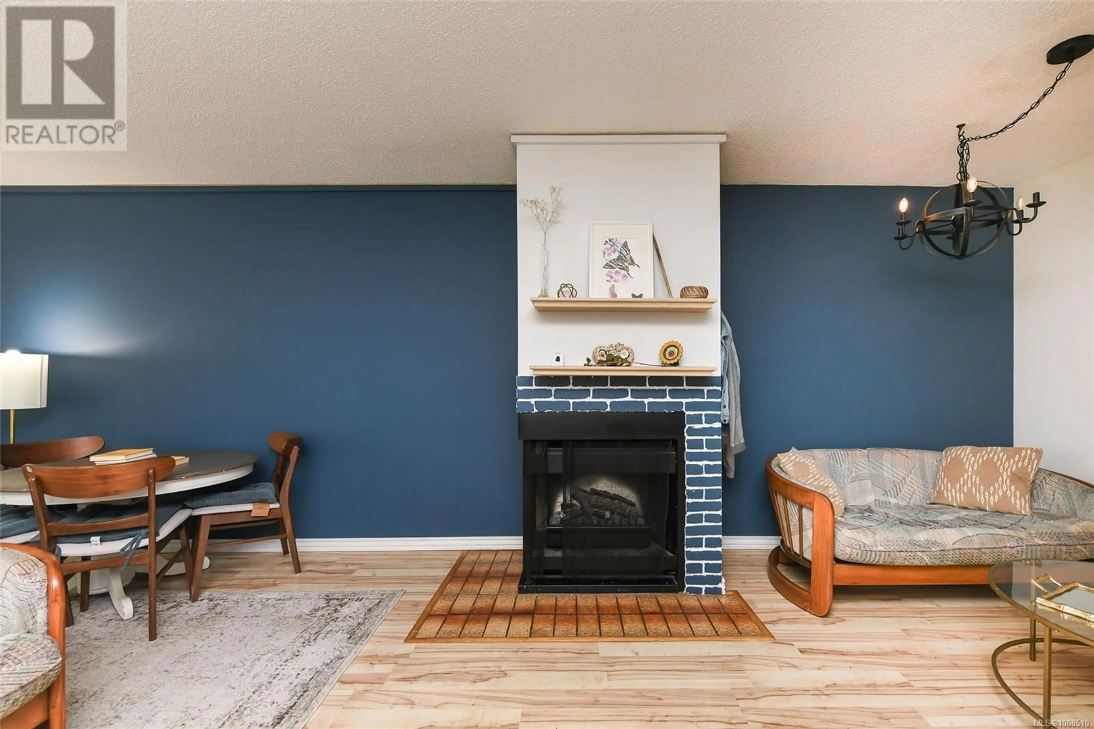 Living room with furniture, wood/laminate floor for 118 - 585 DOGWOOD STREET SOUTH, Campbell River British Columbia V9W6T6