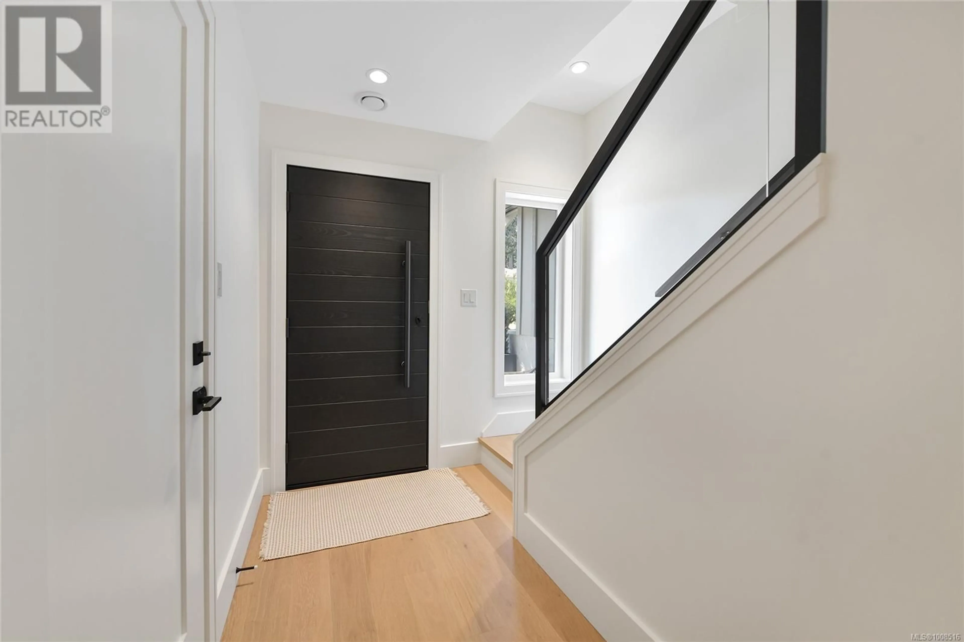 Indoor entryway for B - 928 FALAISE CRESCENT, Saanich British Columbia V8Y1A3