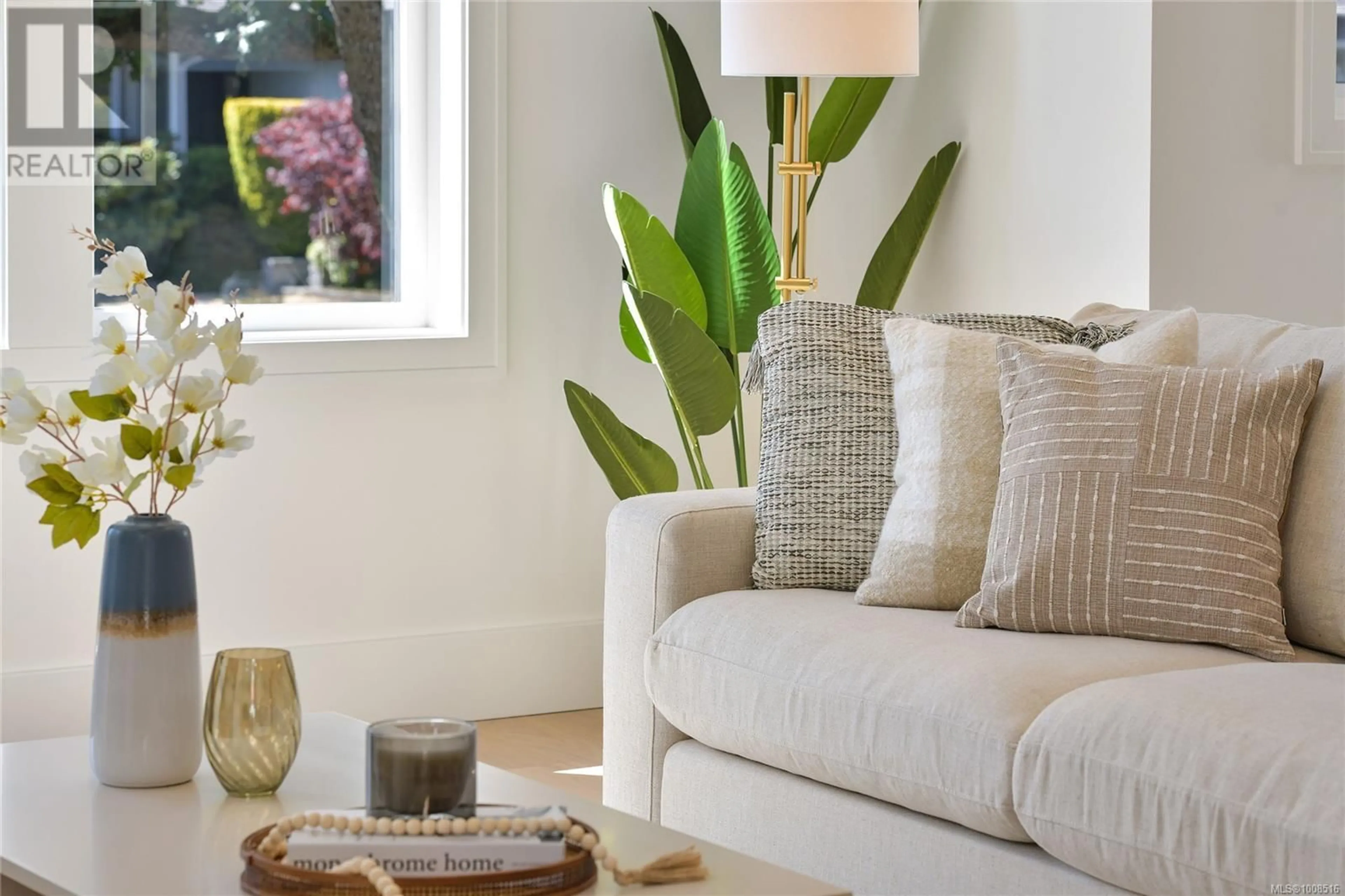 Living room with furniture, unknown for B - 928 FALAISE CRESCENT, Saanich British Columbia V8Y1A3