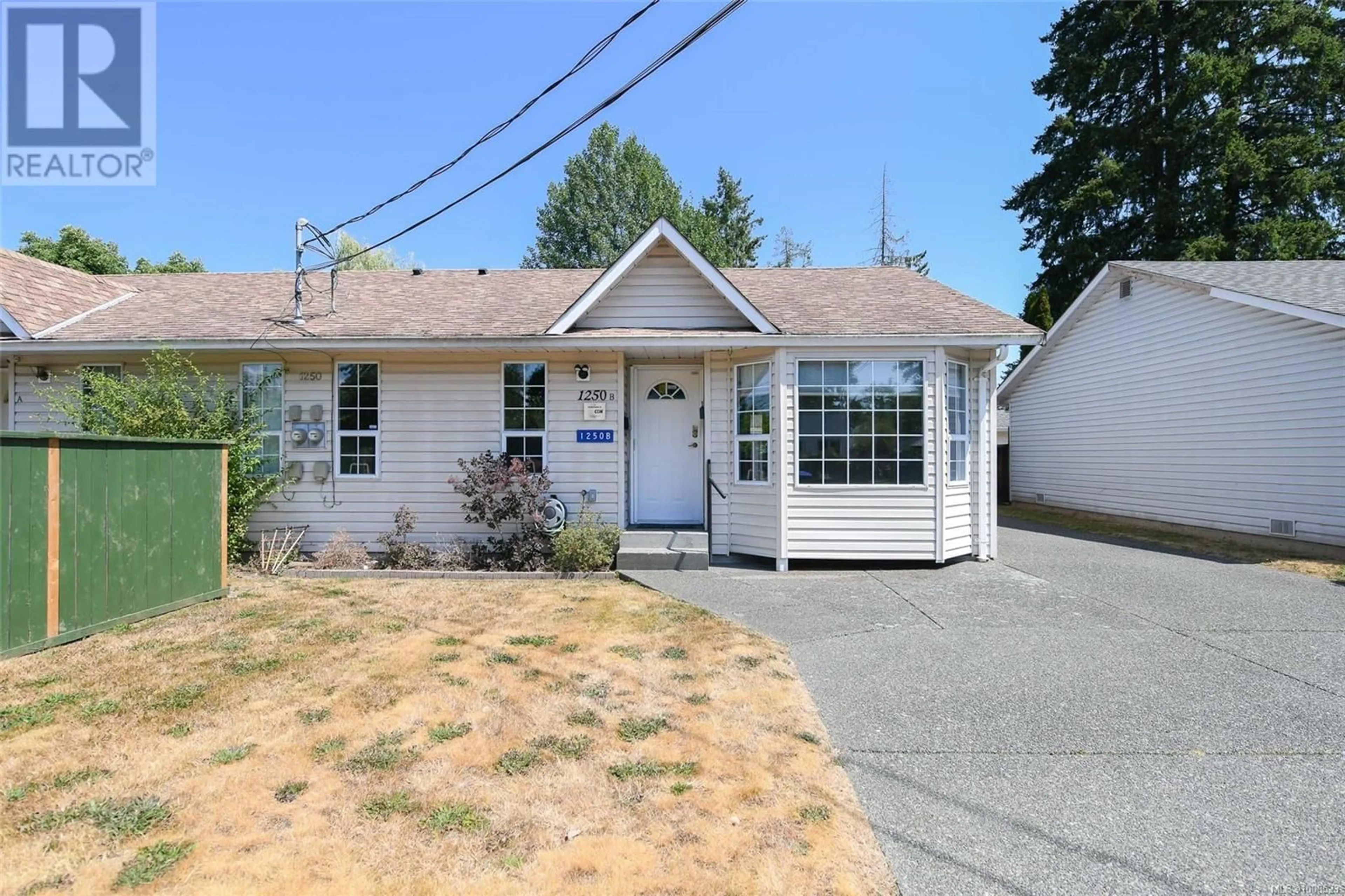 Home with vinyl exterior material, street for B - 1250 STEWART AVENUE, Courtenay British Columbia V9N3H4