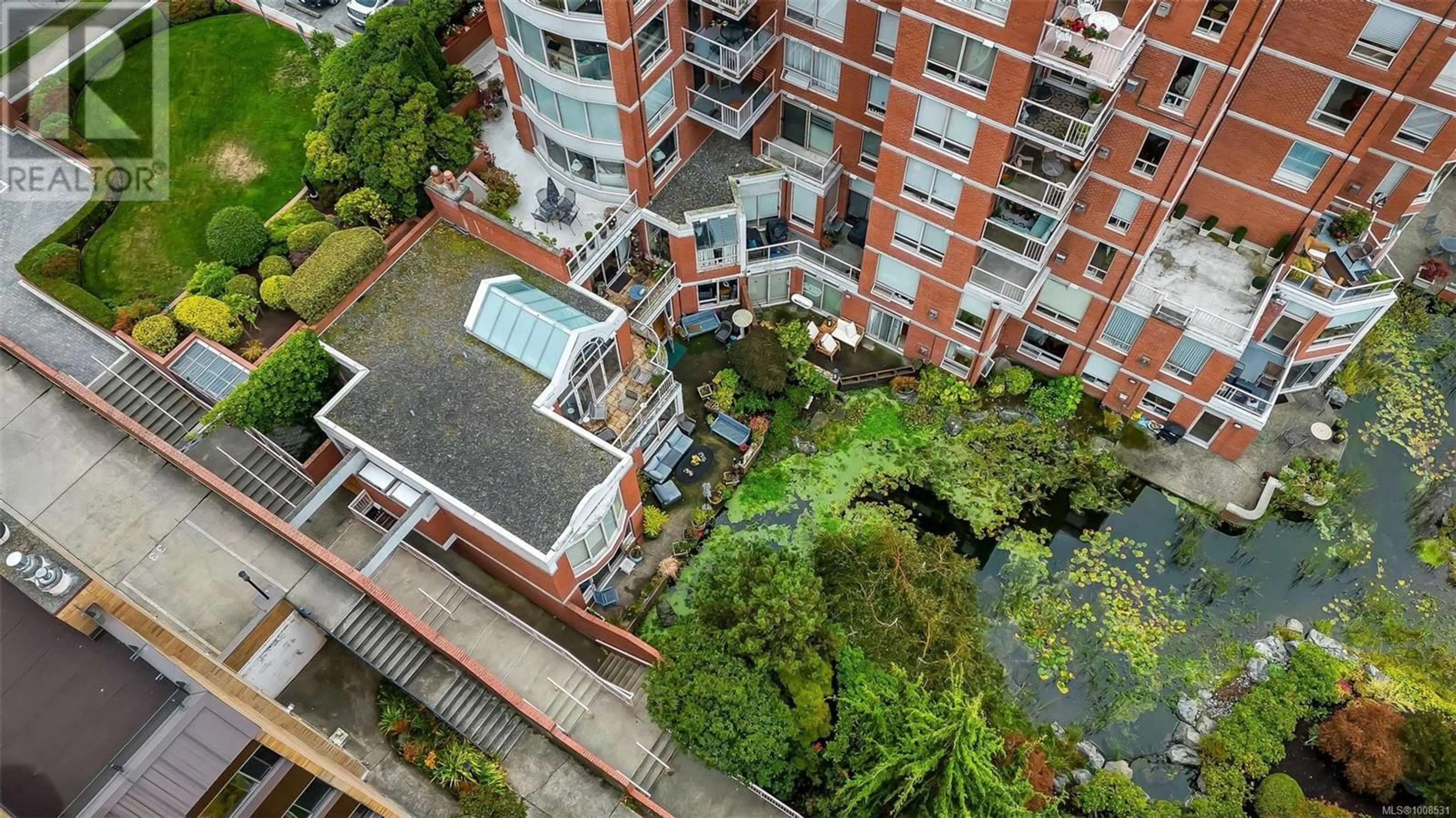 A pic from outside/outdoor area/front of a property/back of a property/a pic from drone, city buildings view from balcony for 105 - 636 MONTREAL STREET, Victoria British Columbia V8V4Y1