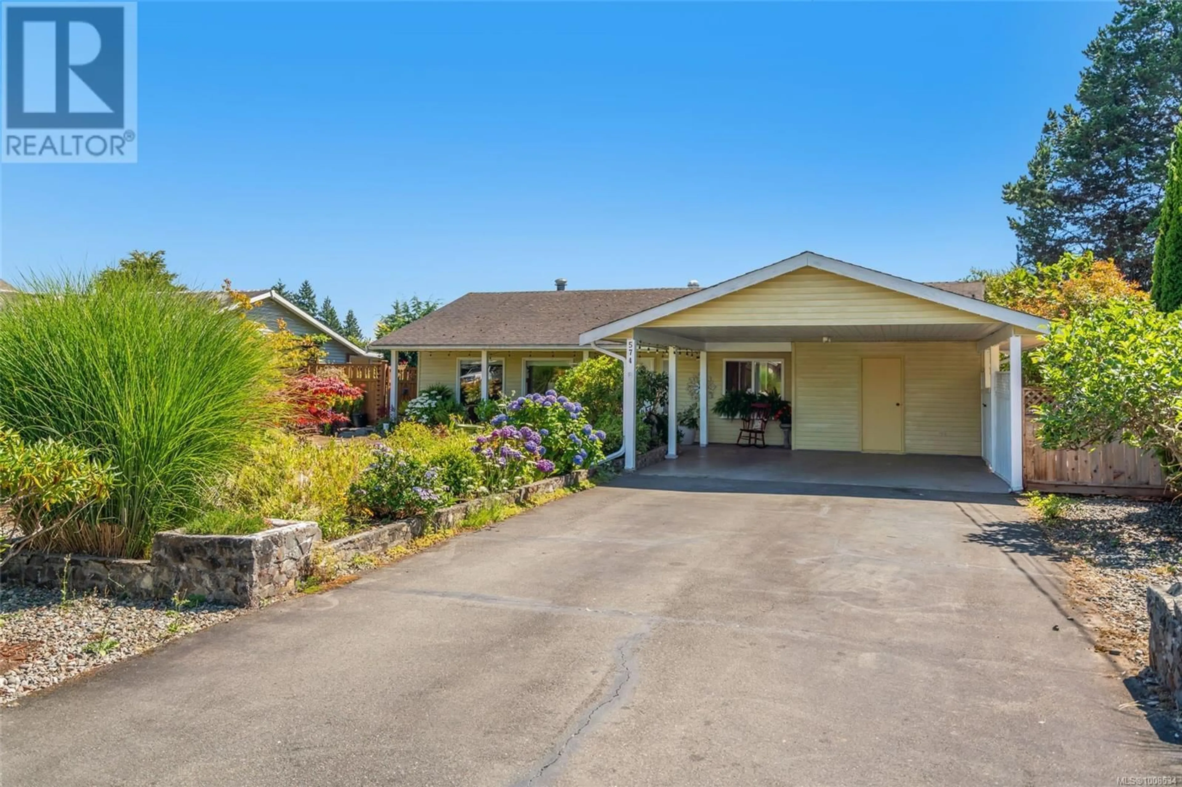 A pic from outside/outdoor area/front of a property/back of a property/a pic from drone, street for 574 PANORAMA PLACE, Parksville British Columbia V9P1A4