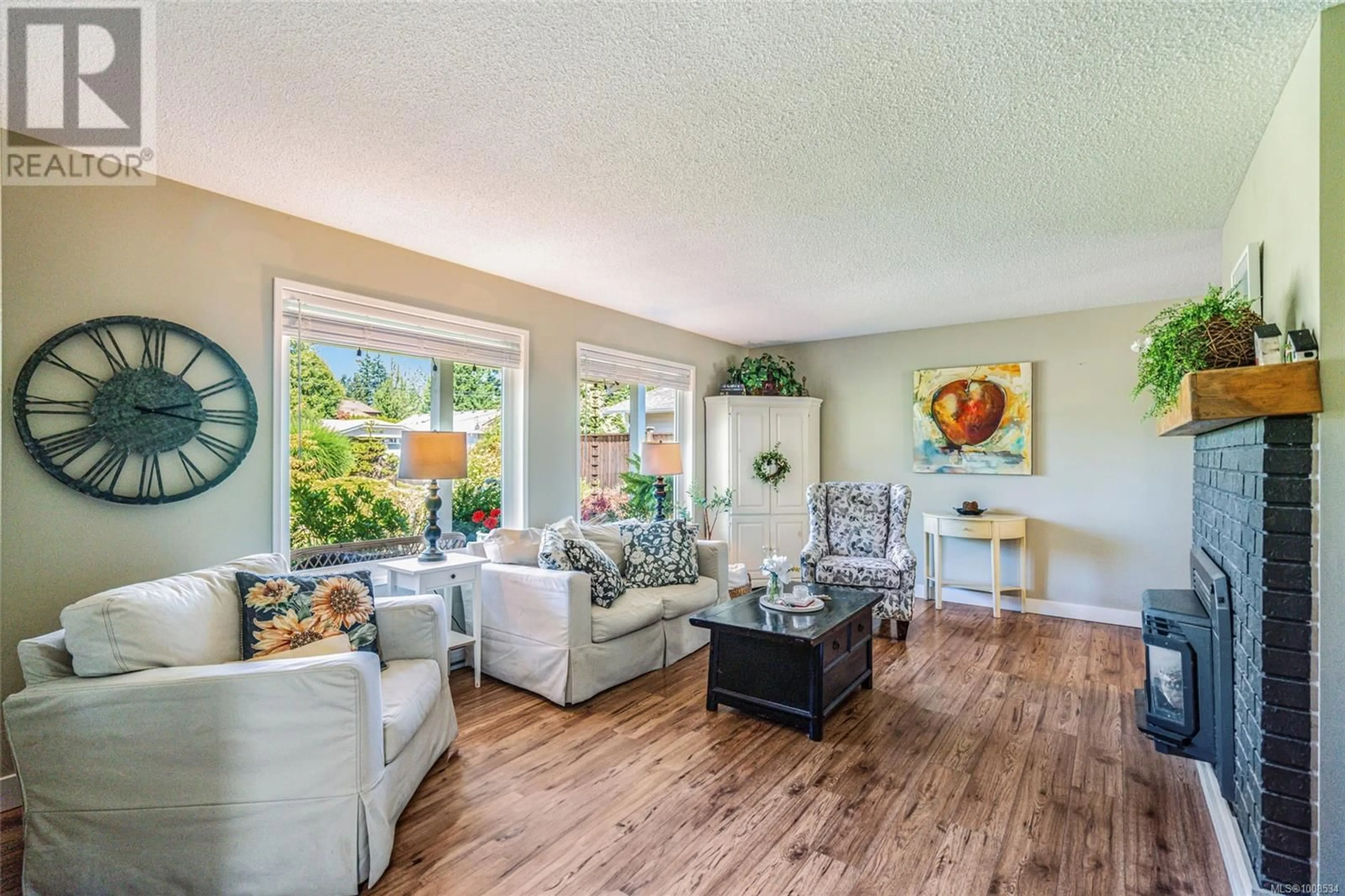 Living room with furniture, unknown for 574 PANORAMA PLACE, Parksville British Columbia V9P1A4