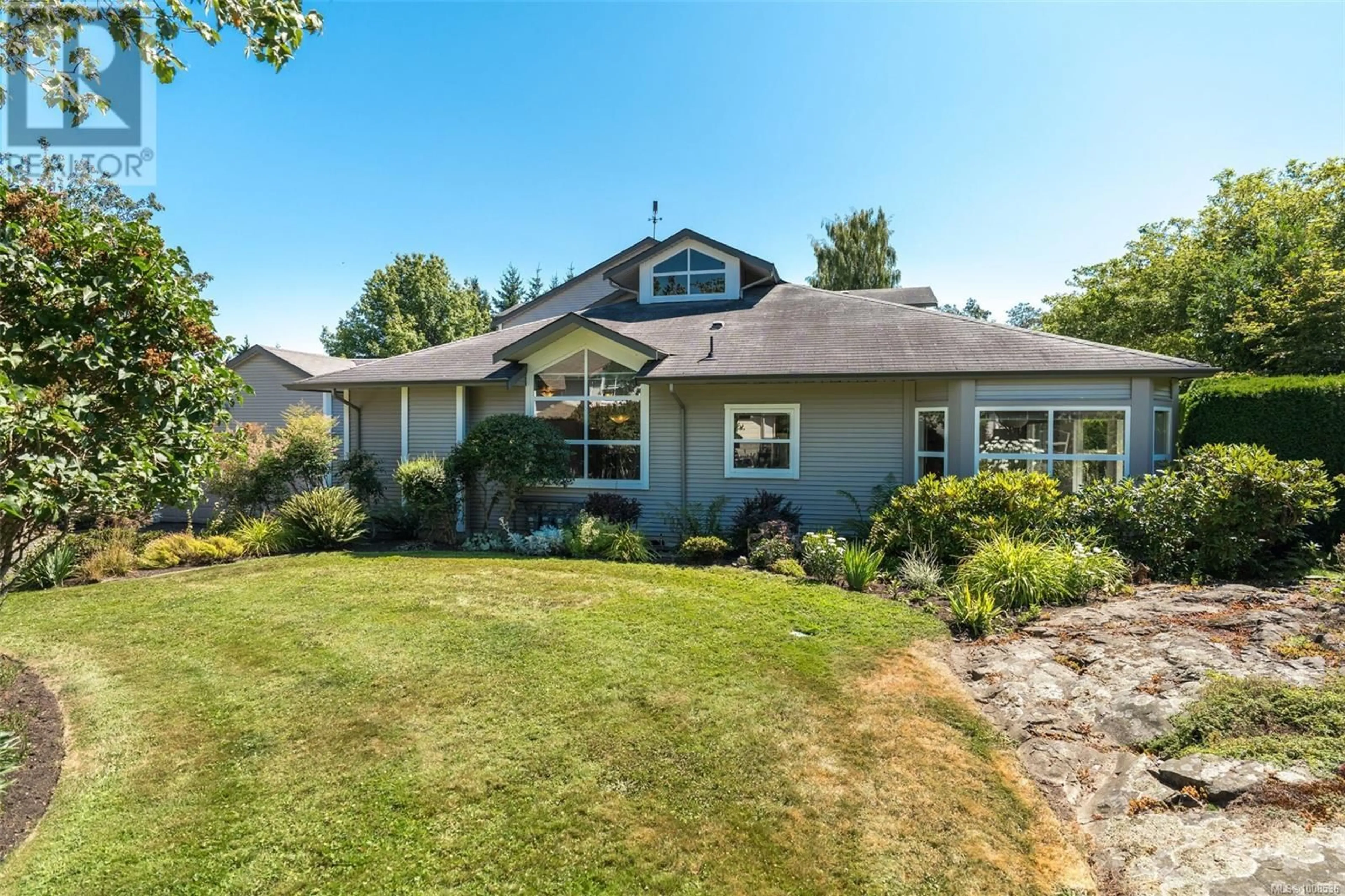 Home with vinyl exterior material, street for 23 - 3633 CEDAR HILL ROAD, Saanich British Columbia V8P3Z3