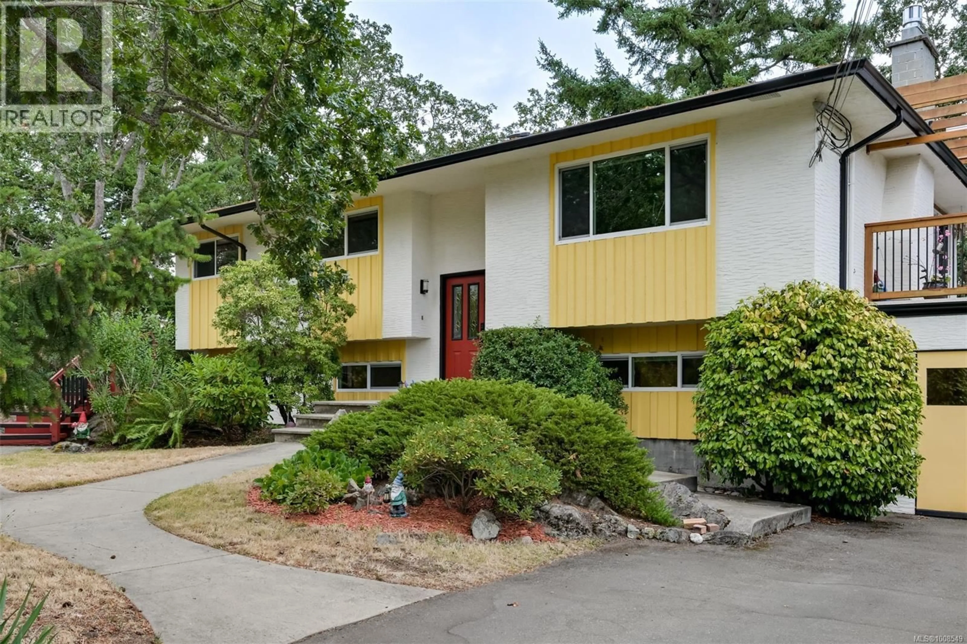 Home with vinyl exterior material, street for 889 MCADAM PLACE, Esquimalt British Columbia V8T1Z6
