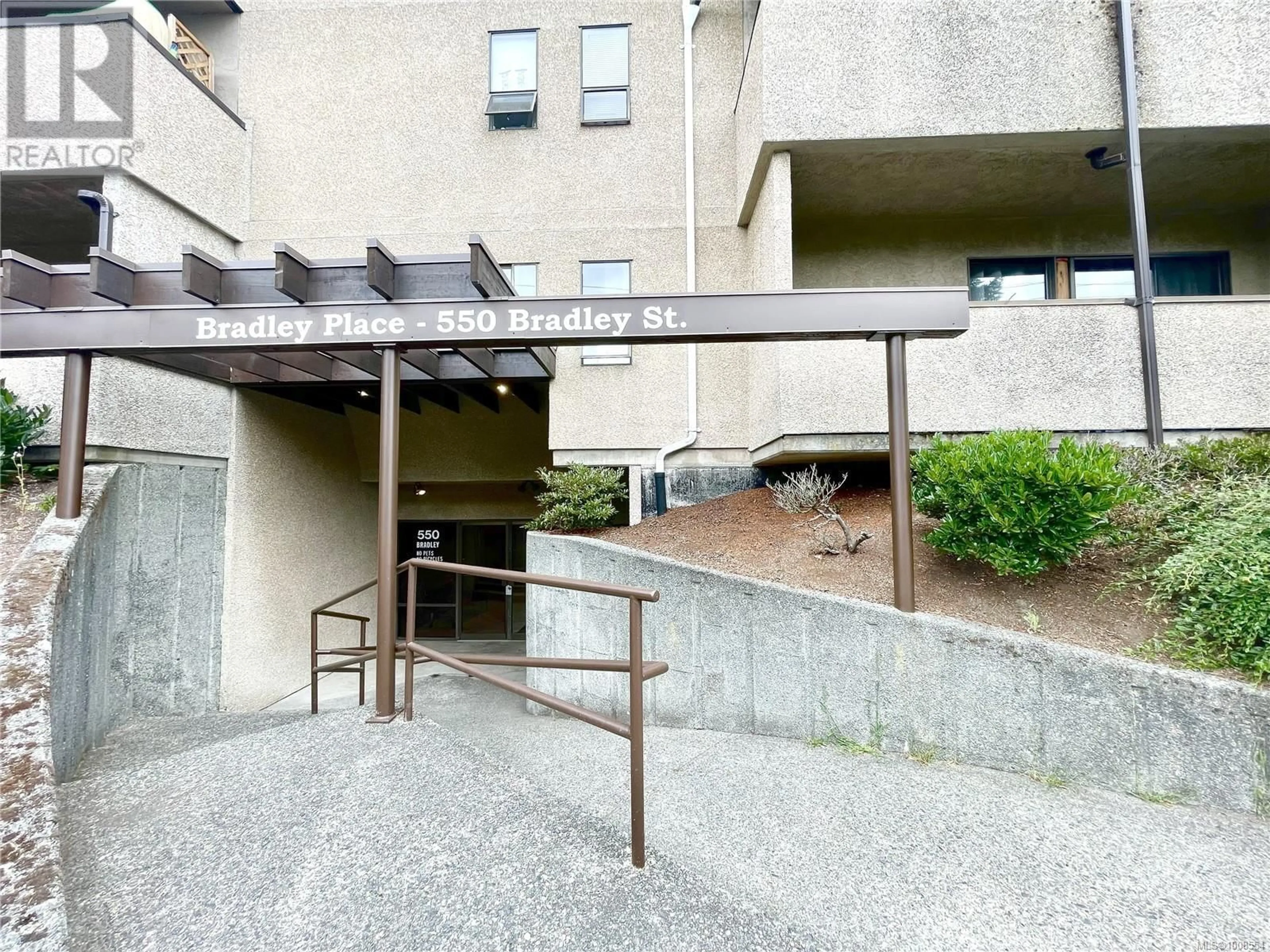 Indoor foyer for 105 - 550 BRADLEY STREET, Nanaimo British Columbia V9S5N4