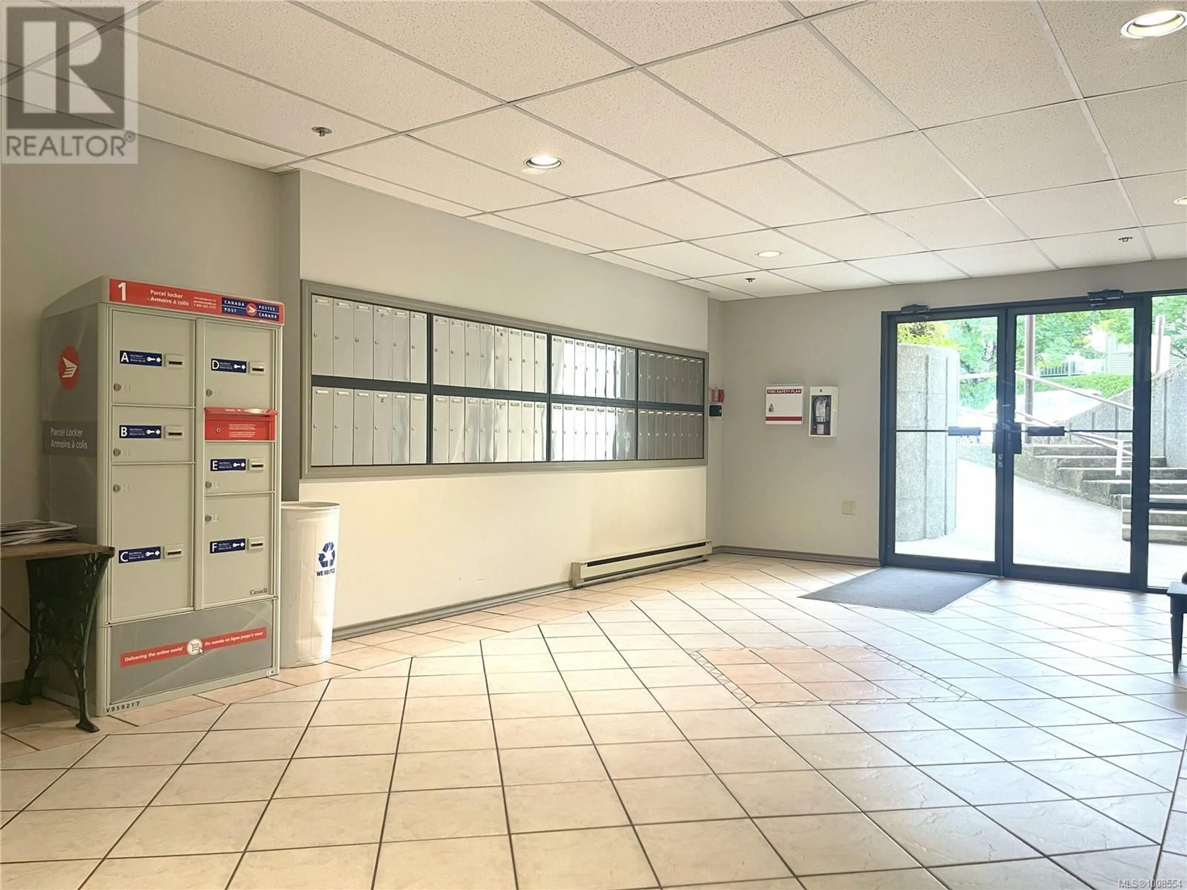 Indoor foyer for 105 - 550 BRADLEY STREET, Nanaimo British Columbia V9S5N4