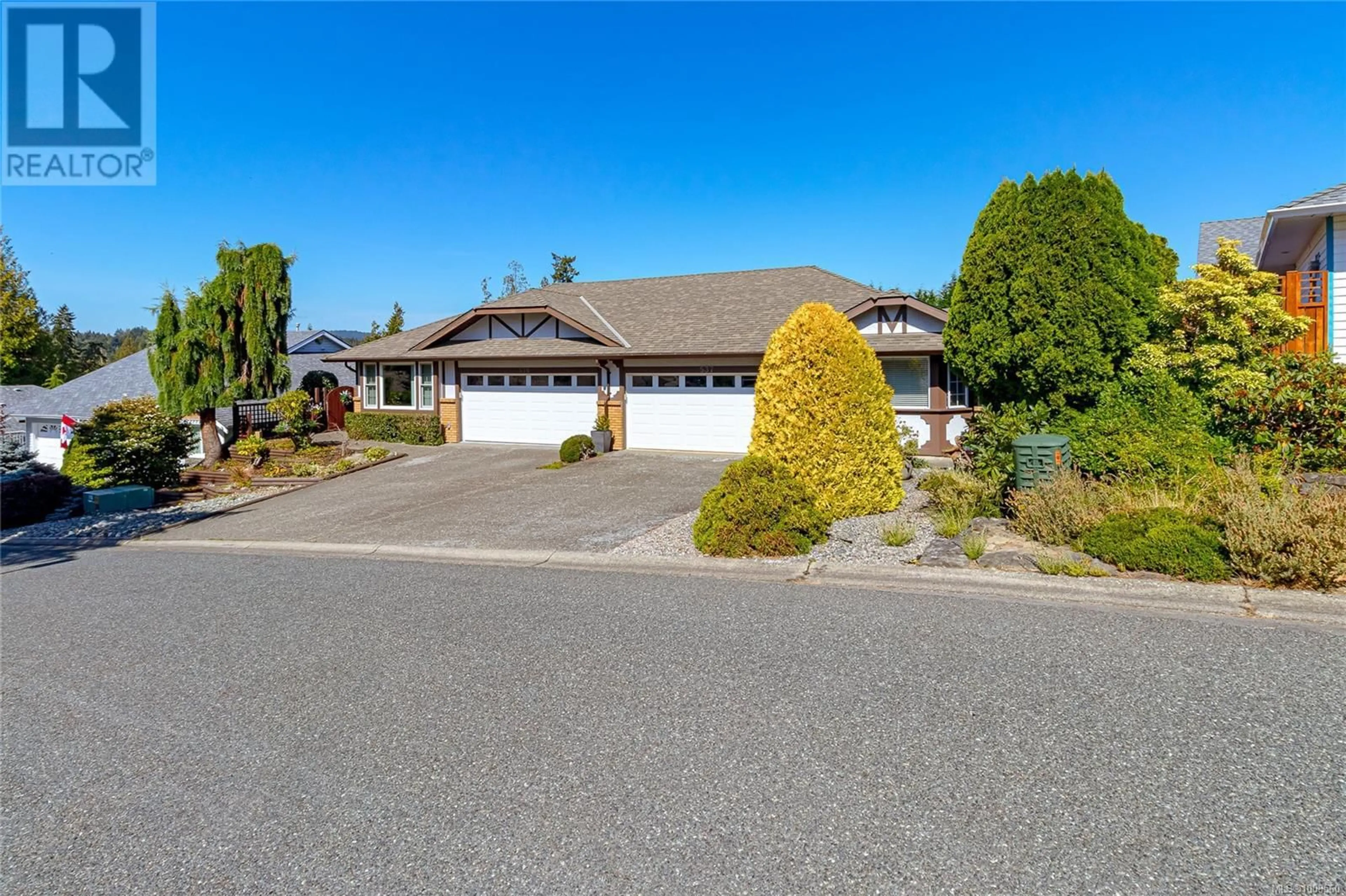 A pic from outside/outdoor area/front of a property/back of a property/a pic from drone, street for 537 FAIRWAYS PLACE, Cobble Hill British Columbia V8H0K8