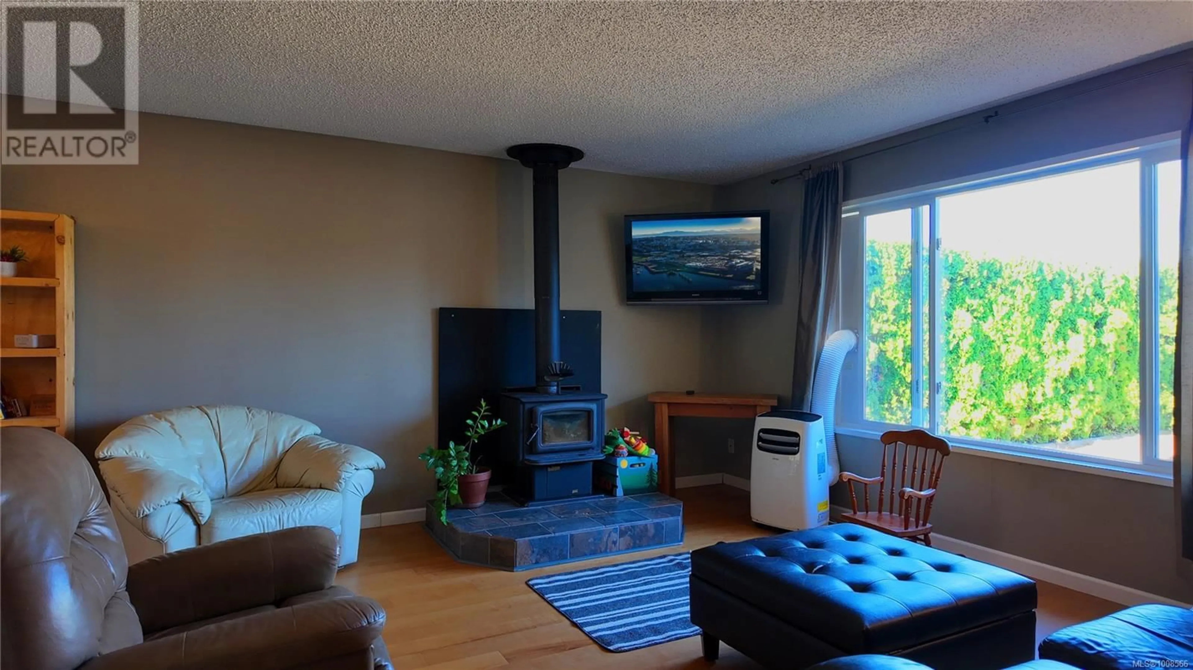 Living room with furniture, wood/laminate floor for 3000 COUNTRY CLOSE, Campbell River British Columbia V9W6X6