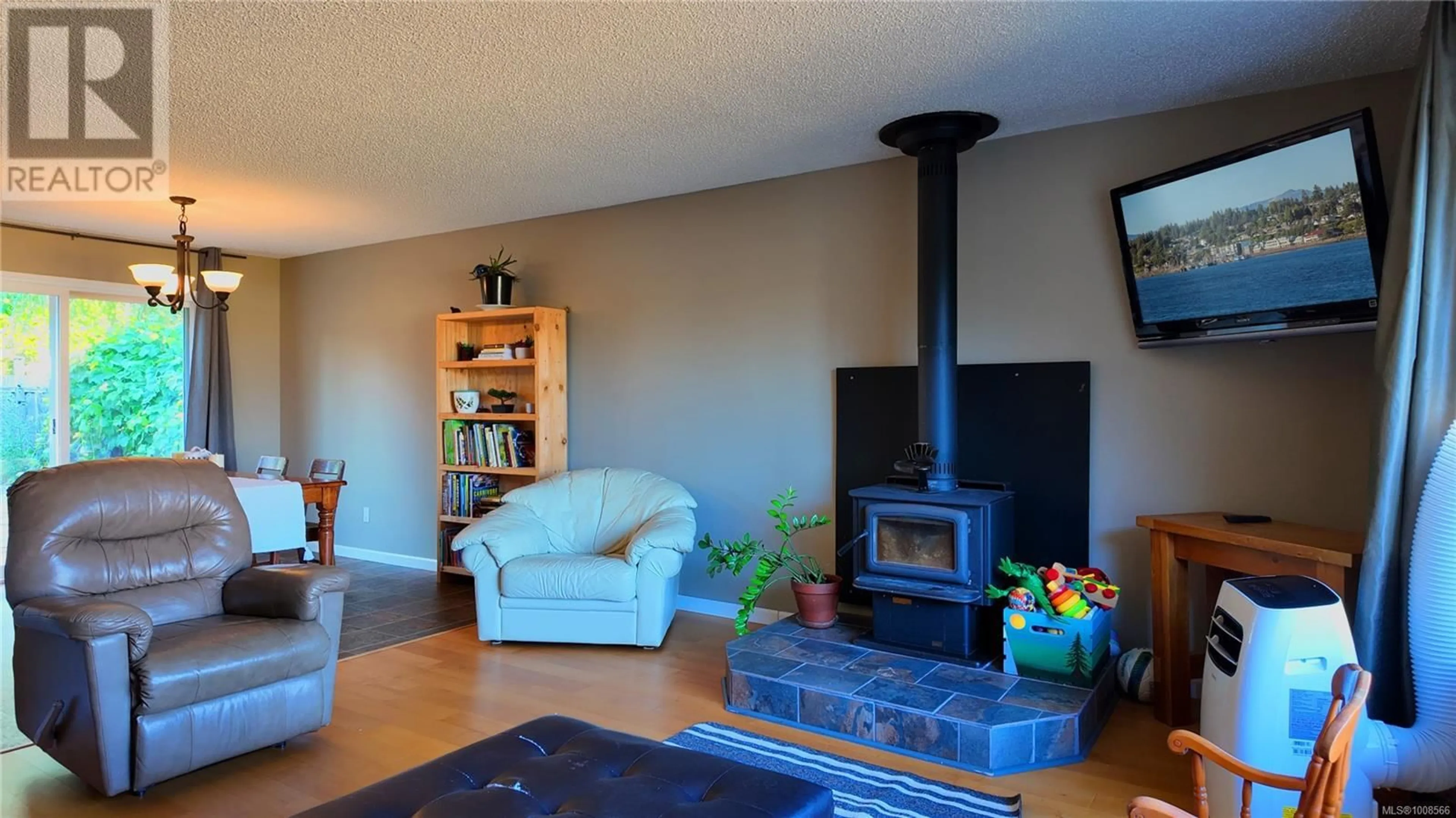 Living room with furniture, wood/laminate floor for 3000 COUNTRY CLOSE, Campbell River British Columbia V9W6X6