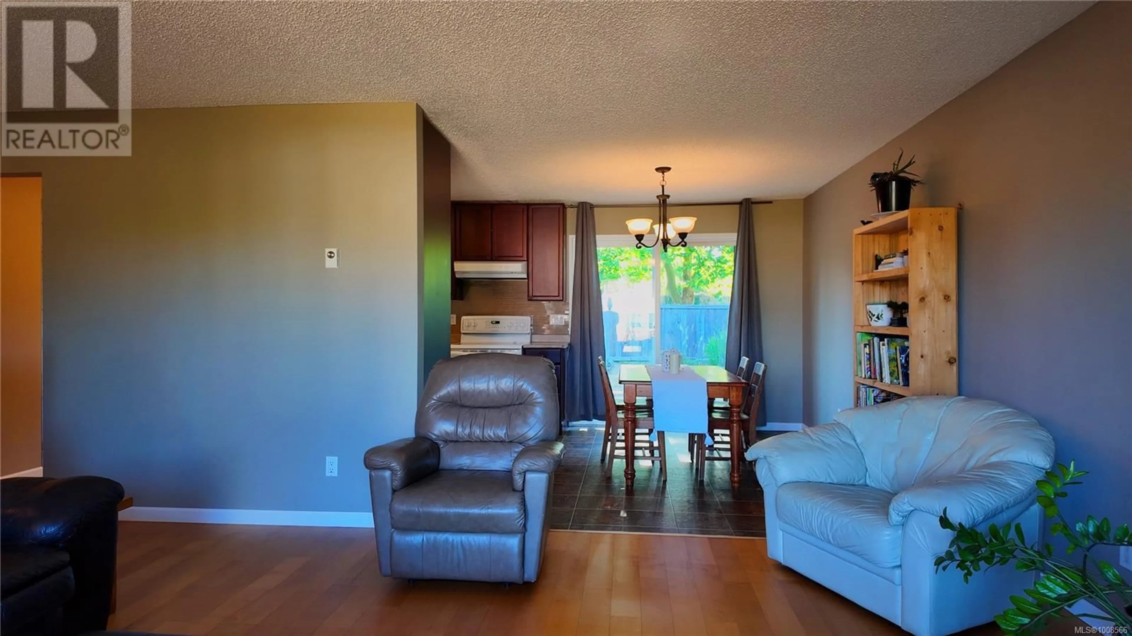 Living room with furniture, wood/laminate floor for 3000 COUNTRY CLOSE, Campbell River British Columbia V9W6X6
