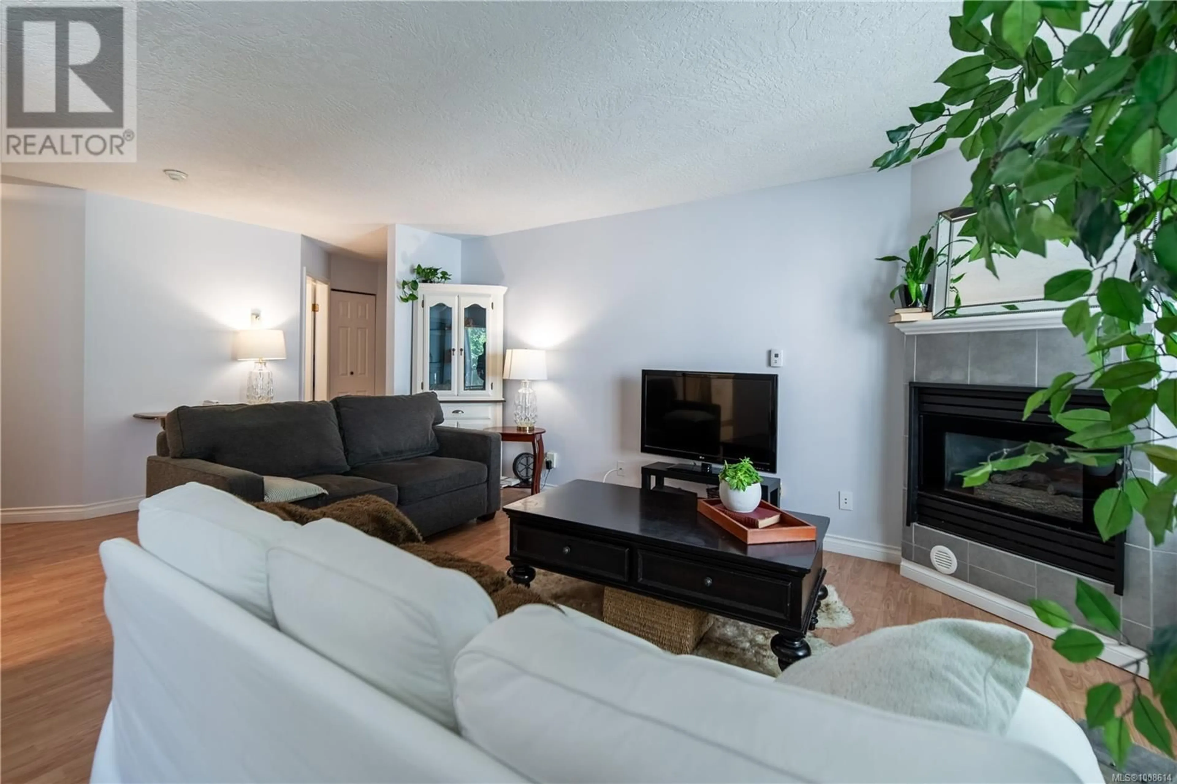 Living room with furniture, wood/laminate floor for 304 - 832 FISGARD STREET, Victoria British Columbia V8W1S1