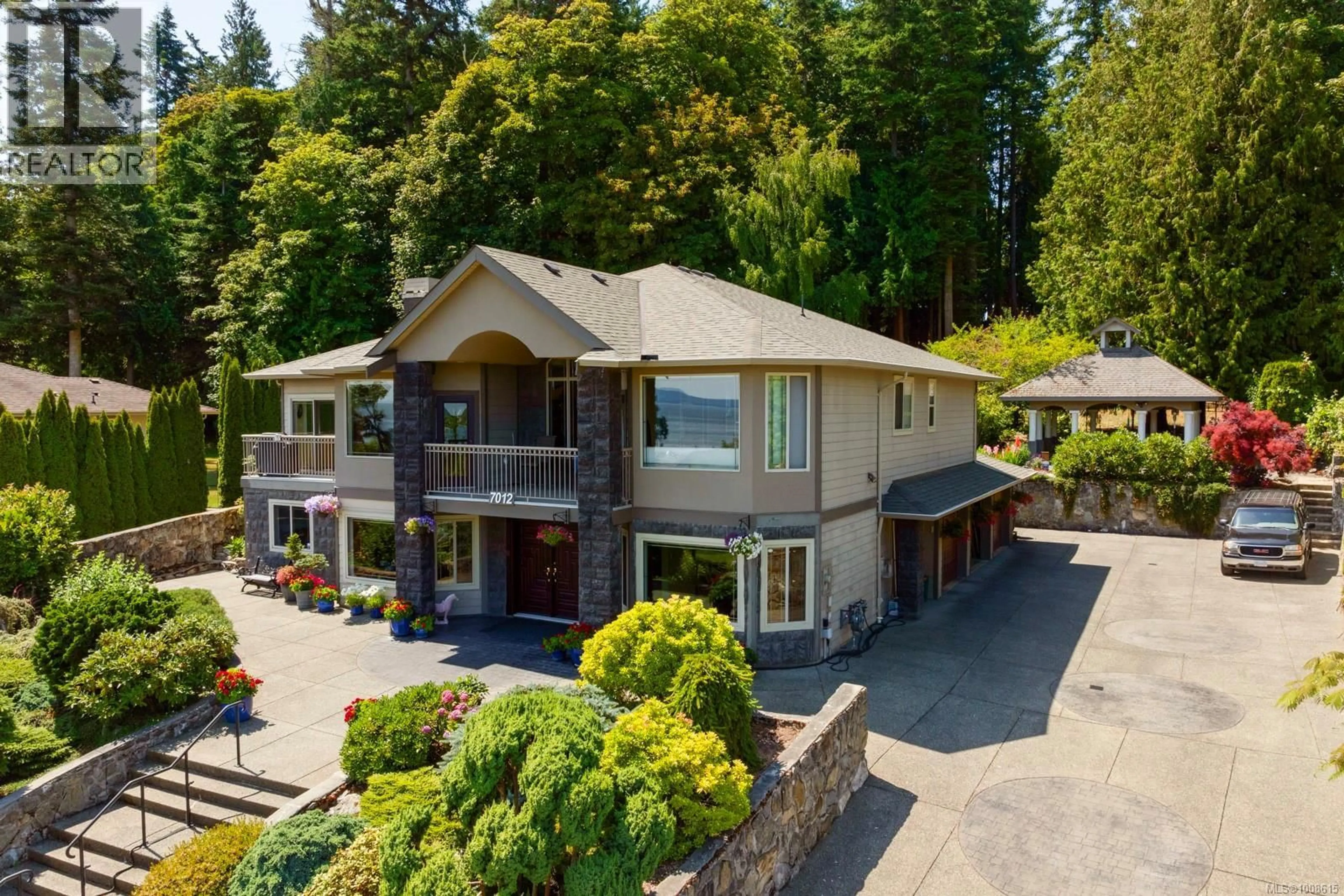 A pic from outside/outdoor area/front of a property/back of a property/a pic from drone, unknown for 7012 ISLAND VIEW PLACE, Central Saanich British Columbia V8M2J6