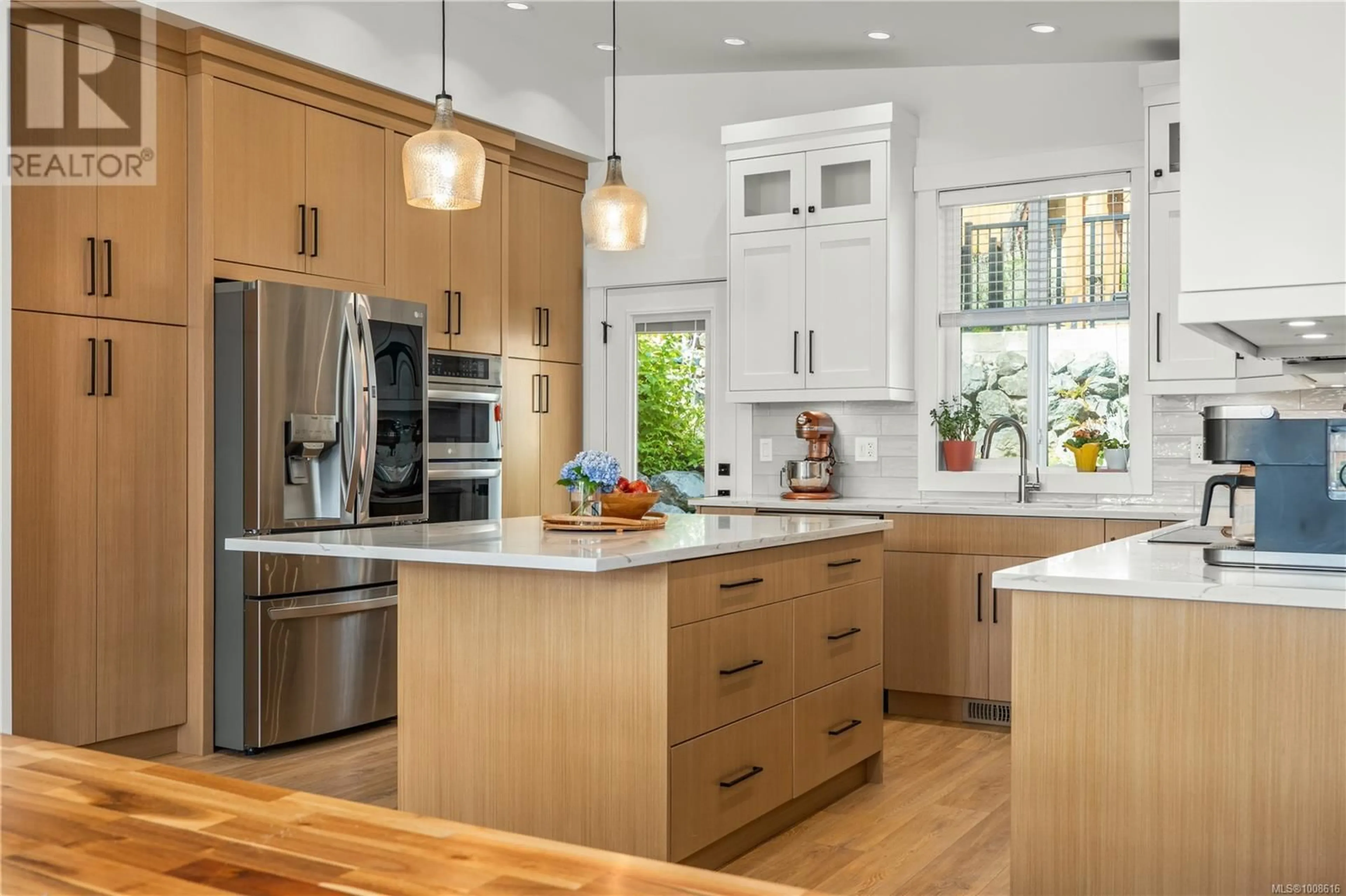 Contemporary kitchen, wood/laminate floor for 143 SUNVIEW ROAD, Nanaimo British Columbia V9T0M6