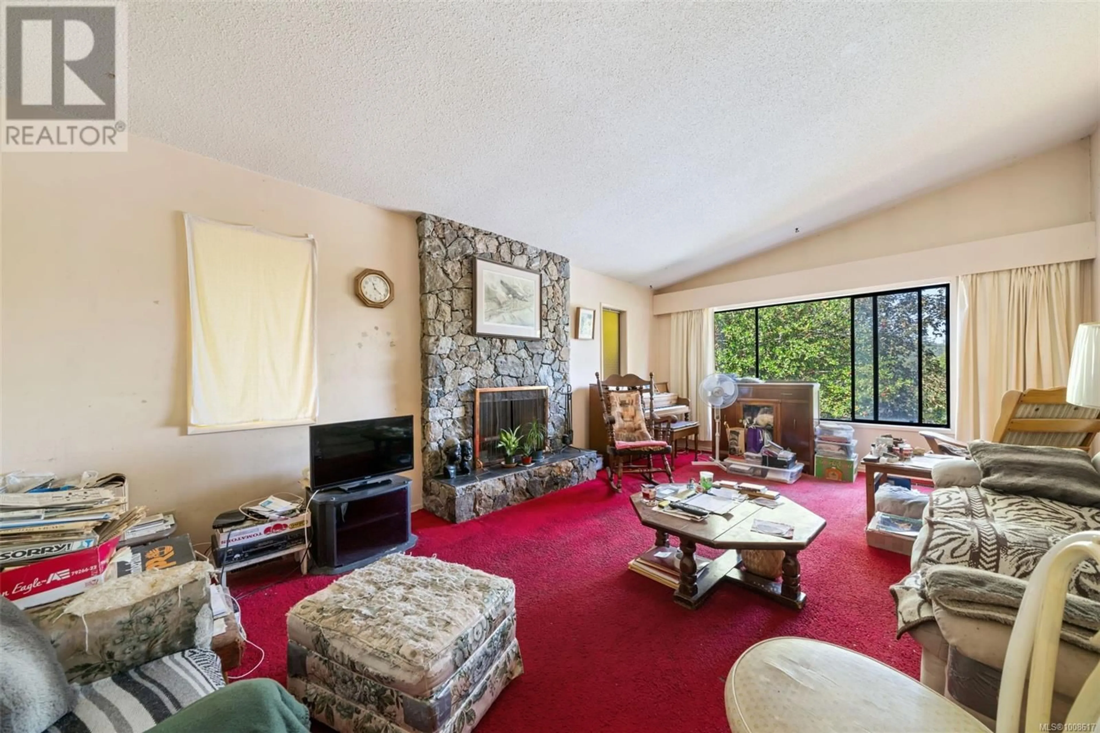 Living room with furniture, carpet floor for 4461 TREMBLAY DRIVE, Saanich British Columbia V8N4W7