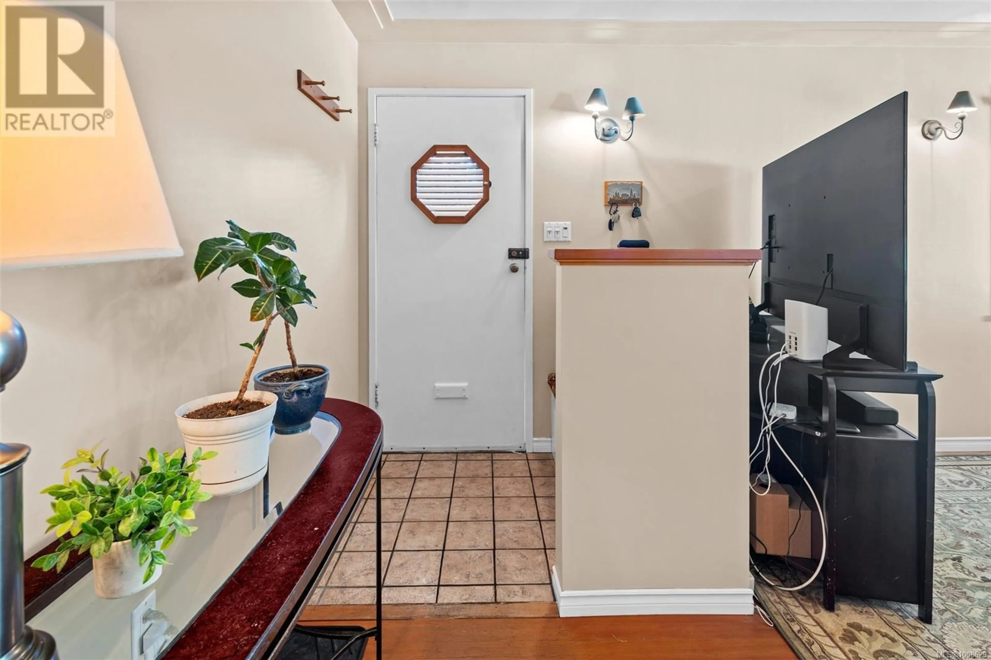 Indoor entryway for 1914 LEIGHTON ROAD, Victoria British Columbia V8R1N4