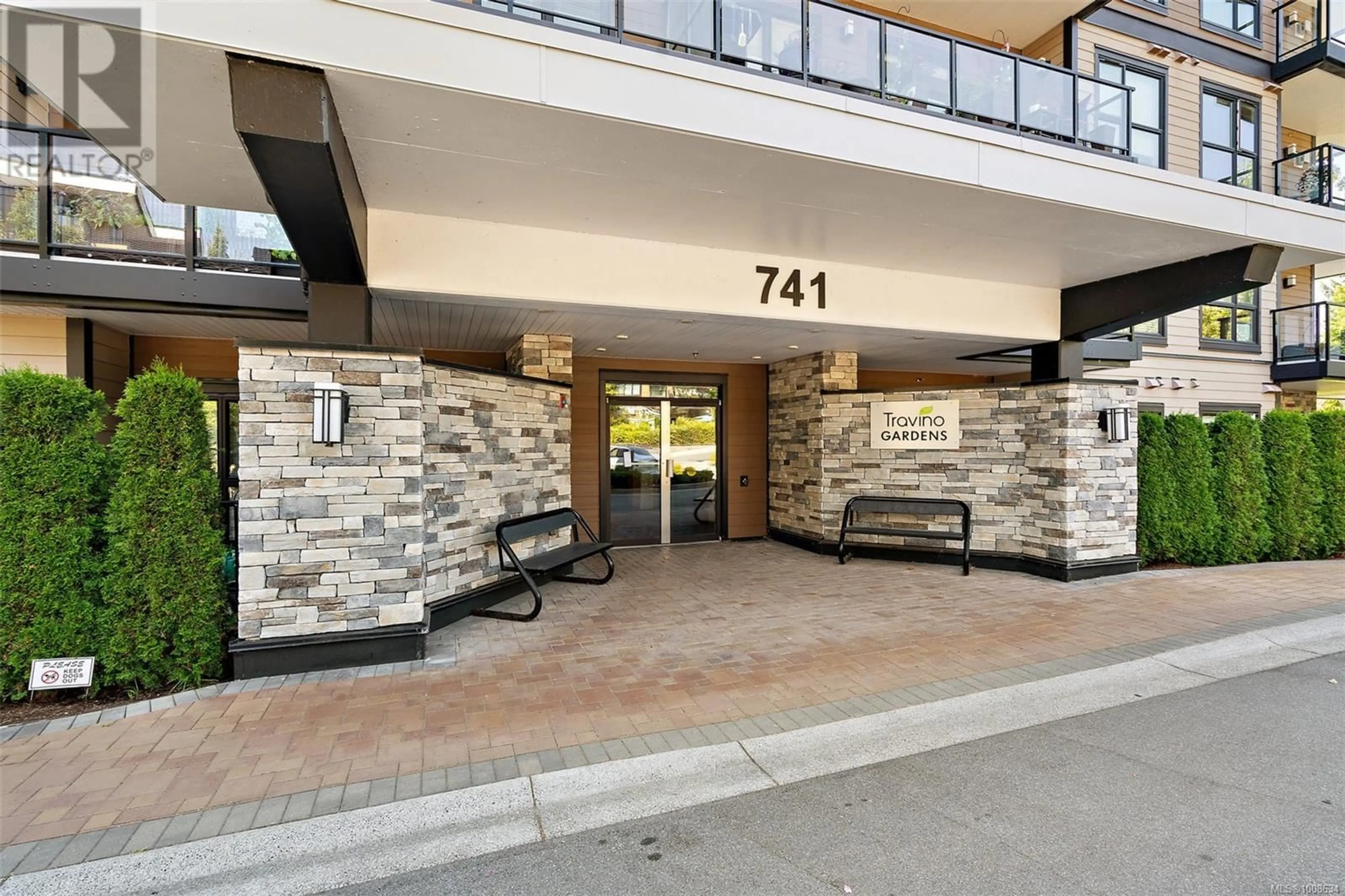 Indoor foyer for 203 - 741 TRAVINO LANE, Saanich British Columbia V8Z0G3