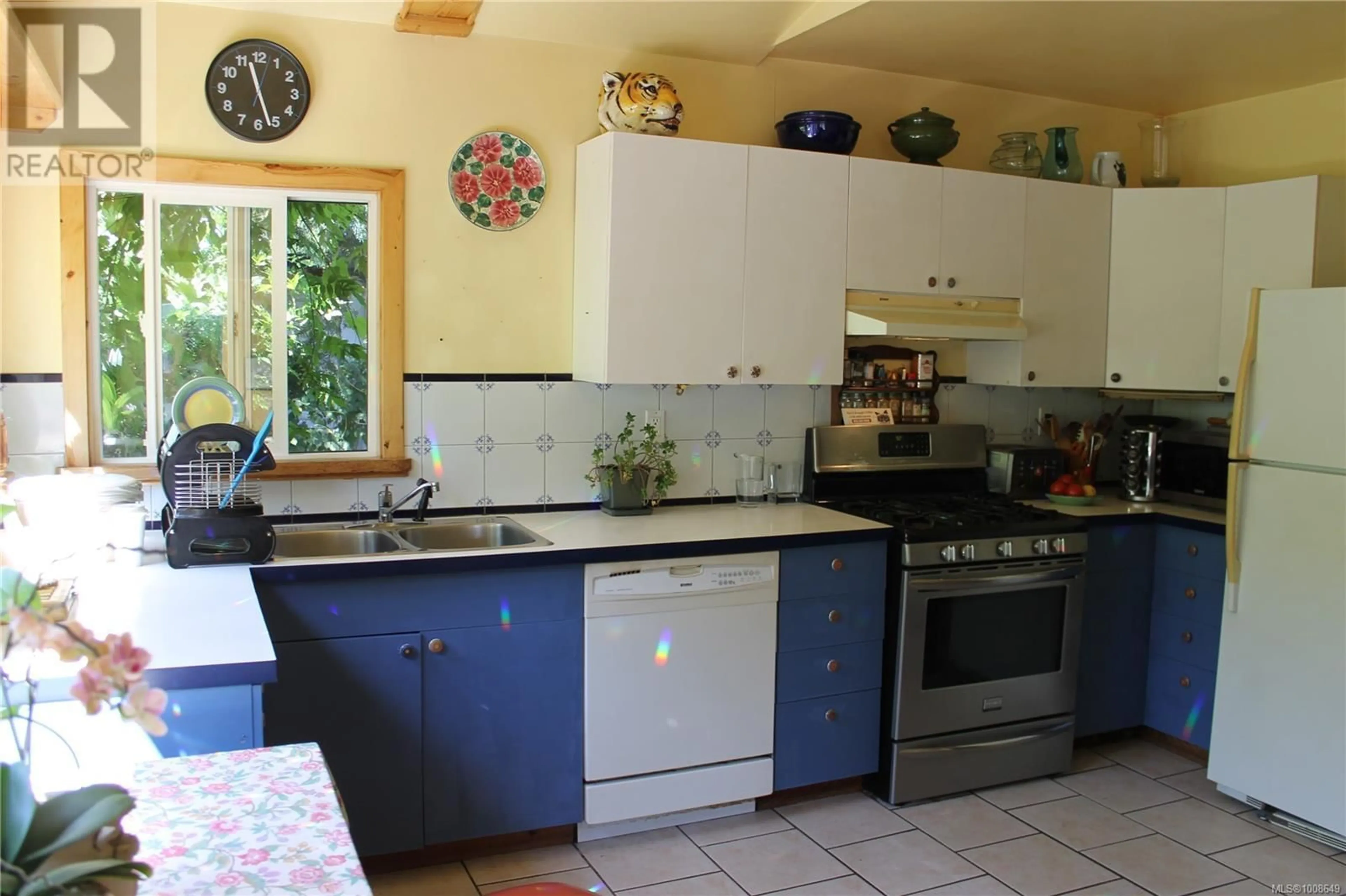 Standard kitchen, ceramic/tile floor for 756 MARCHMONT ROAD, Duncan British Columbia V9L2M1