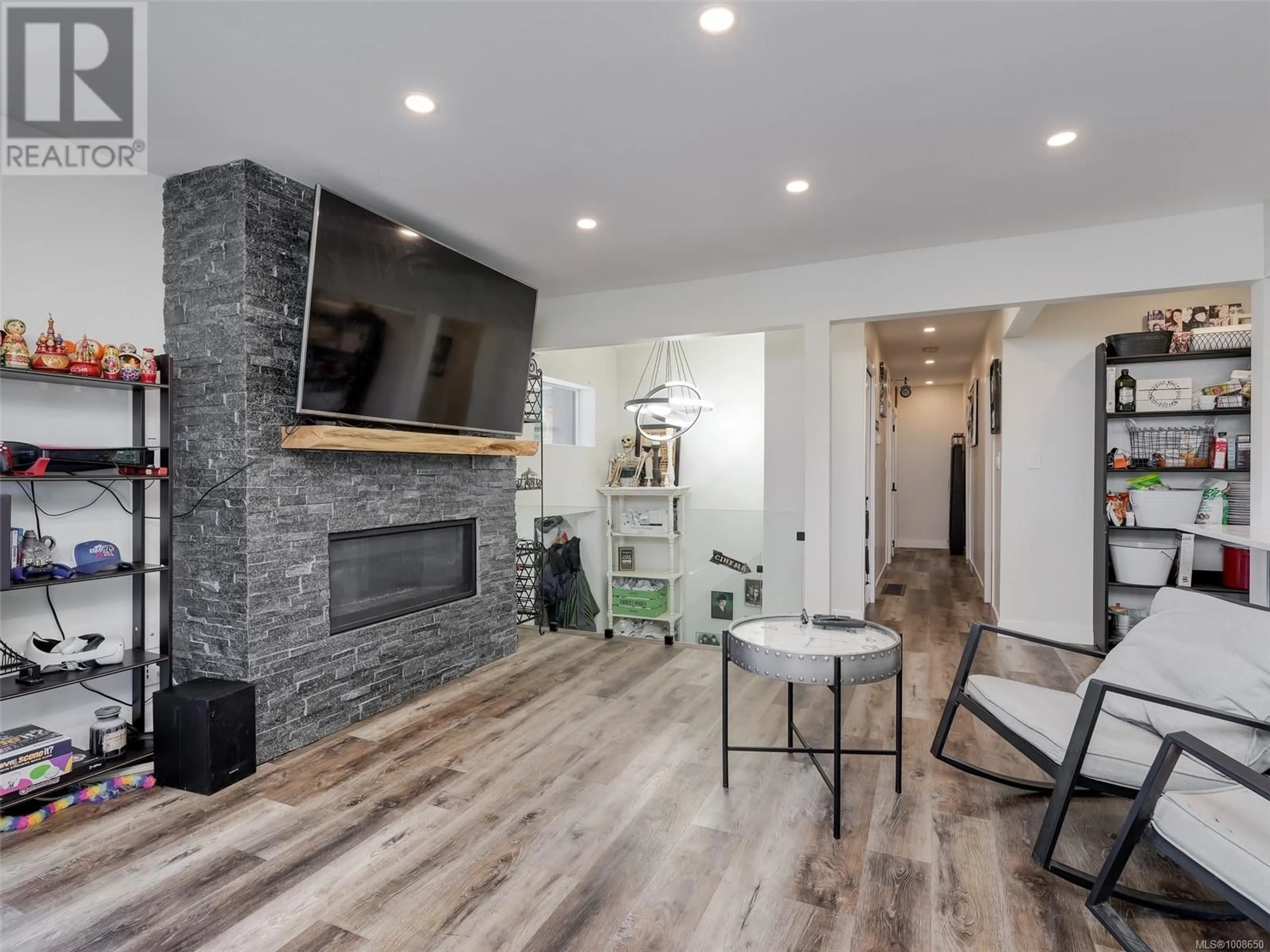 Living room with furniture, wood/laminate floor for 2418 BARBARA PLACE, Central Saanich British Columbia V8Z5T4