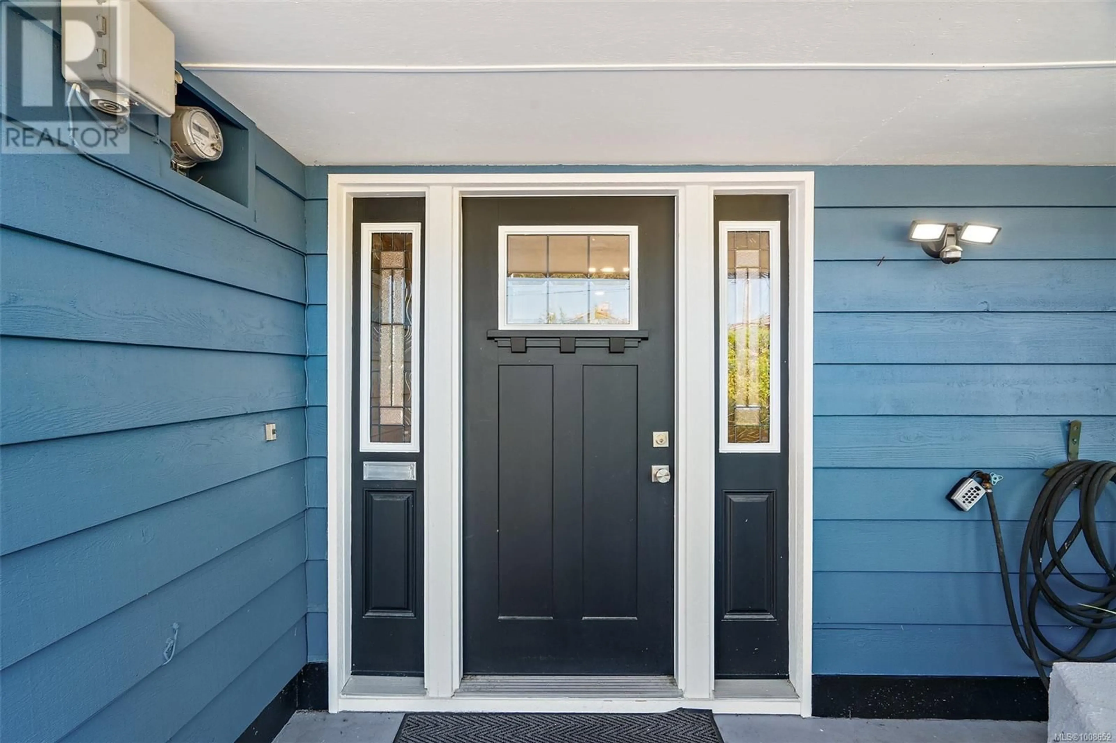 Indoor entryway for 1563 KENMORE ROAD, Saanich British Columbia V8N2E2