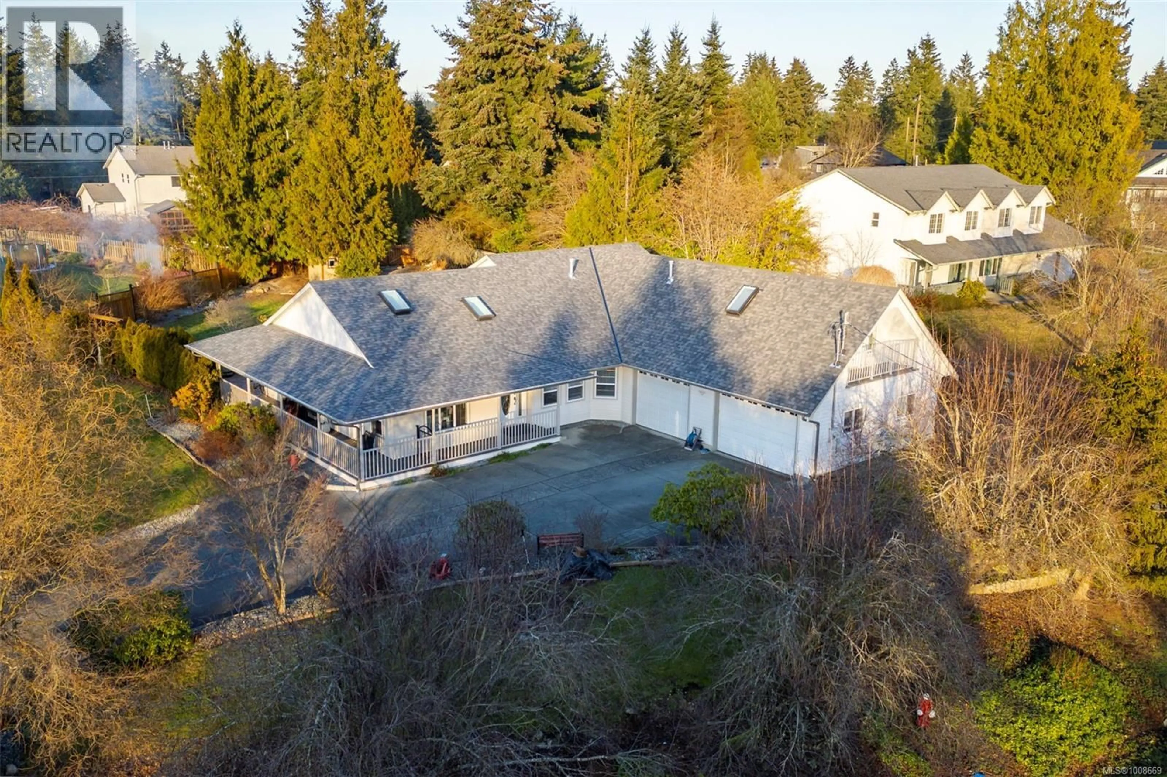 A pic from outside/outdoor area/front of a property/back of a property/a pic from drone, building for 1960 EMMA WAY, Nanaimo British Columbia V9X1H4