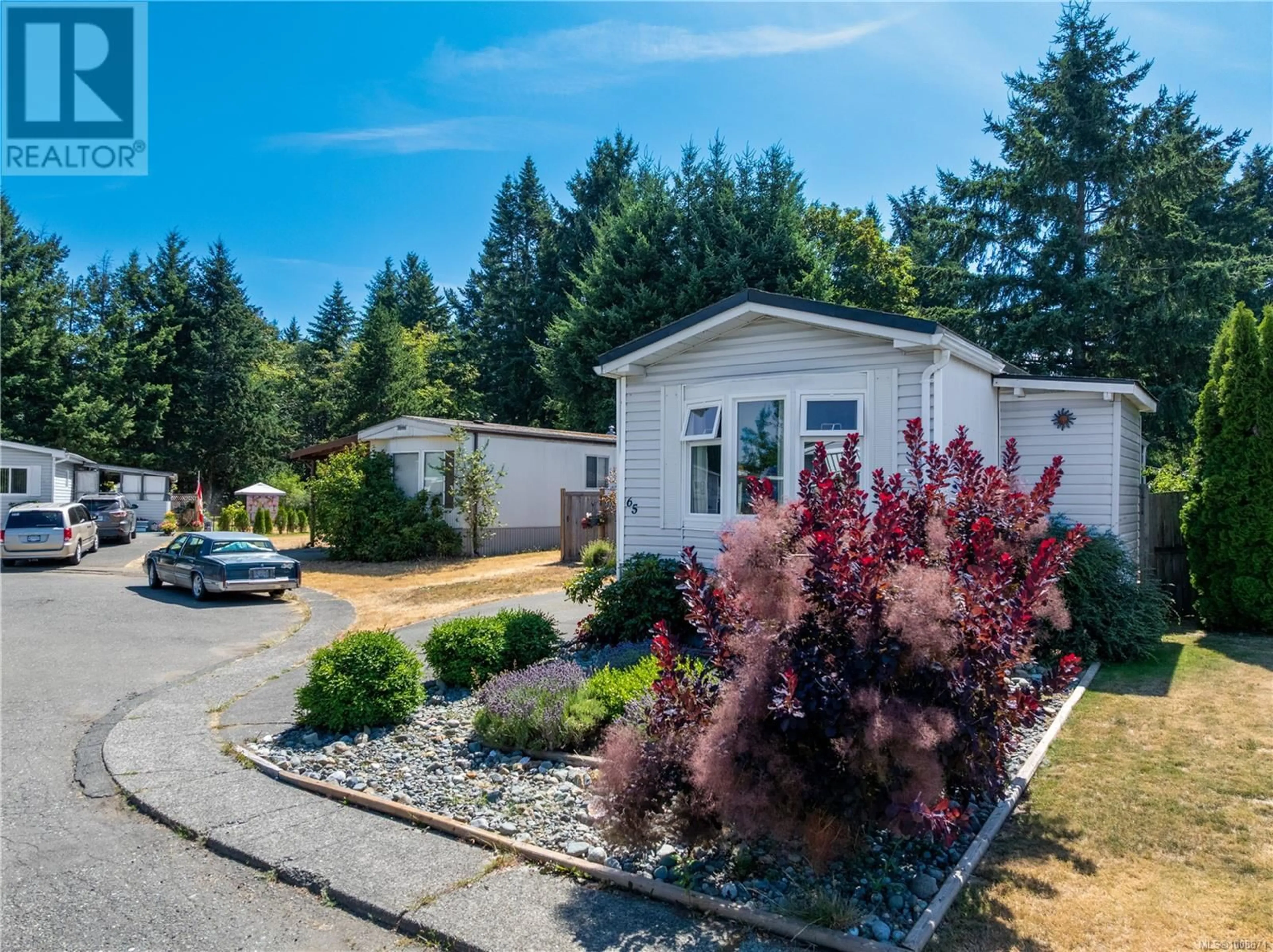 Home with vinyl exterior material, street for 65 - 390 COWICHAN AVENUE, Courtenay British Columbia V9N7T4