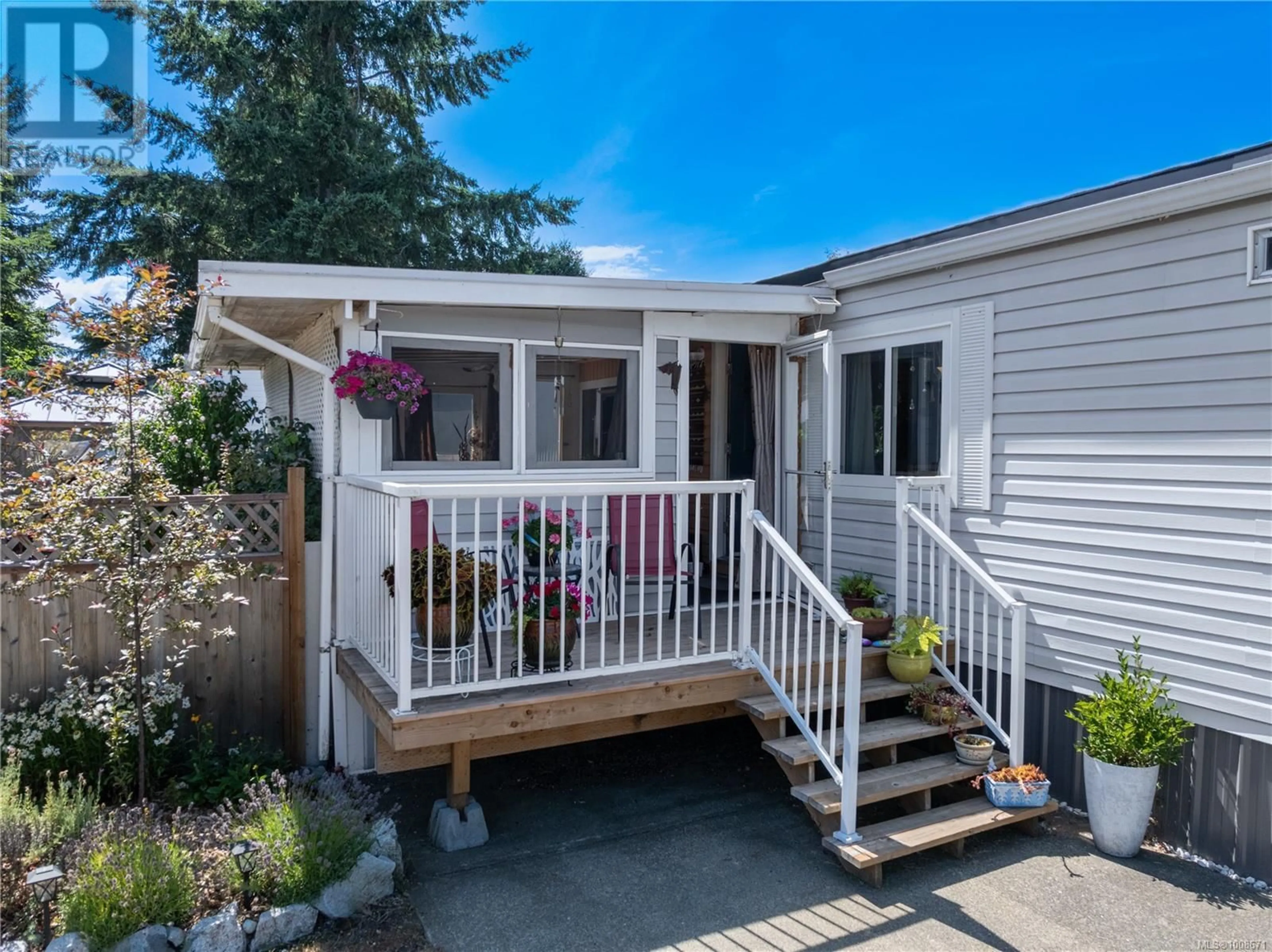 Home with vinyl exterior material, street for 65 - 390 COWICHAN AVENUE, Courtenay British Columbia V9N7T4