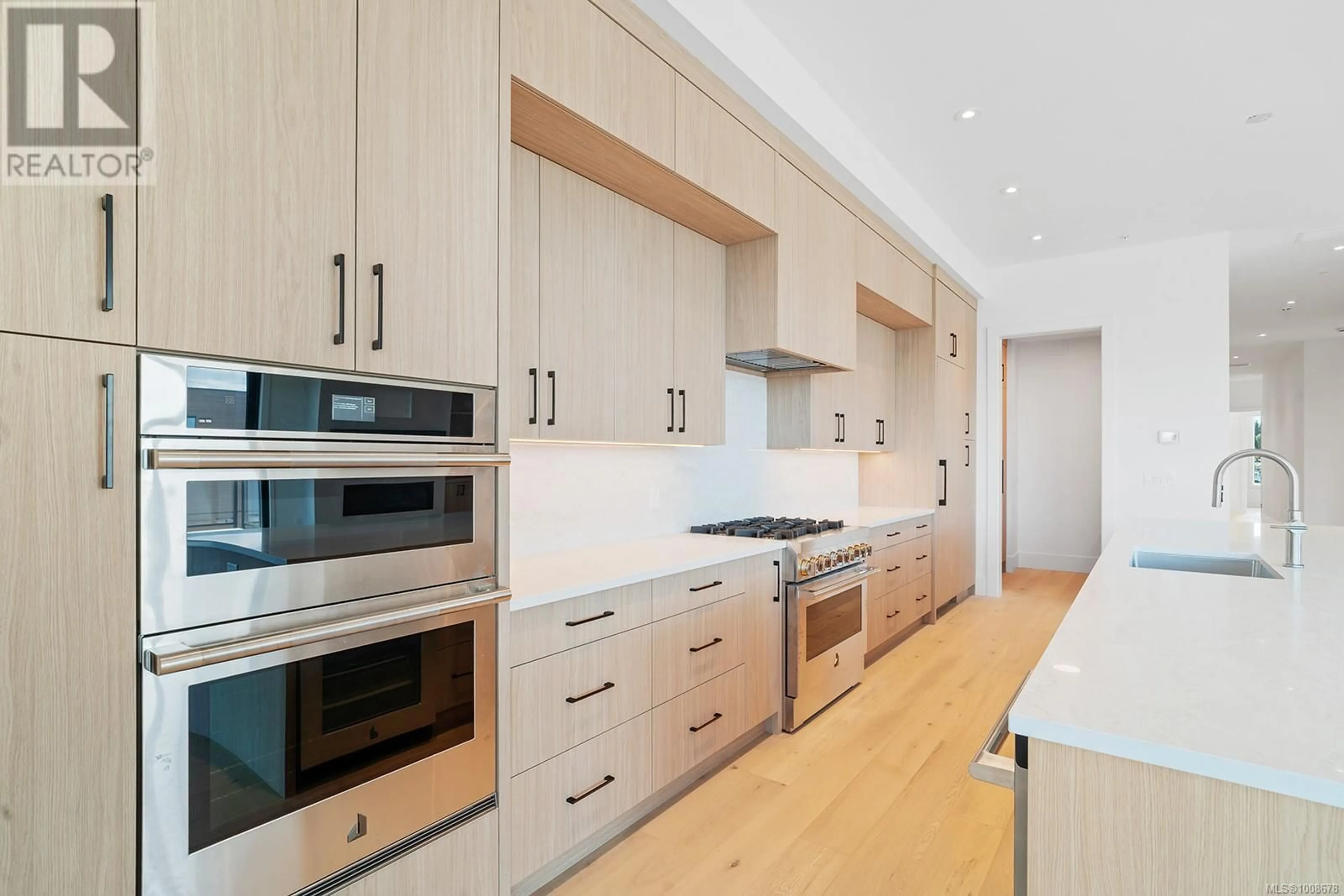 Contemporary kitchen, wood/laminate floor for 602 - 685 BERWICK ROAD SOUTH, Qualicum Beach British Columbia V9K2K3