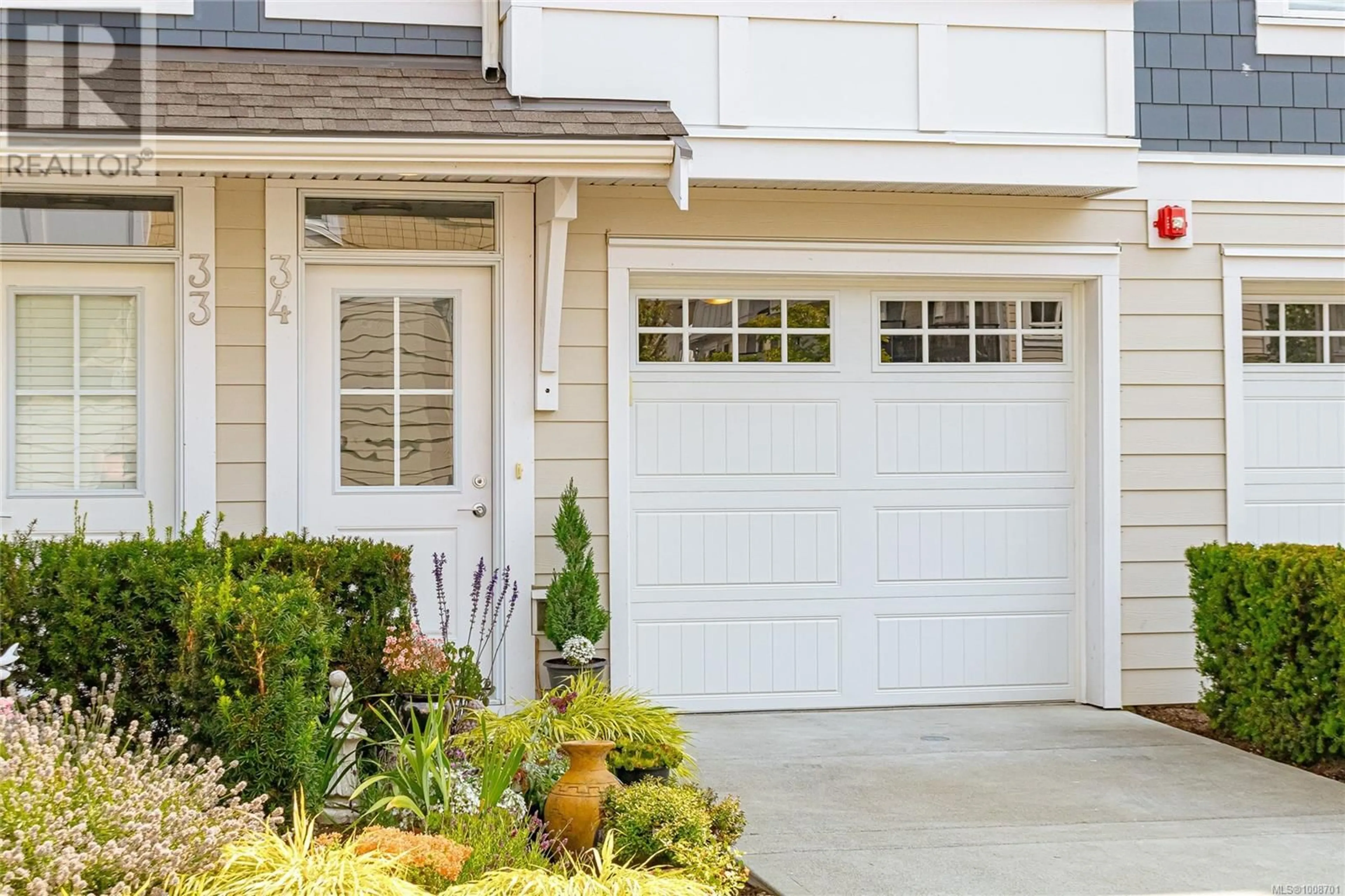 Home with vinyl exterior material, street for 34 - 370 LATORIA BOULEVARD, Colwood British Columbia V9C0N9