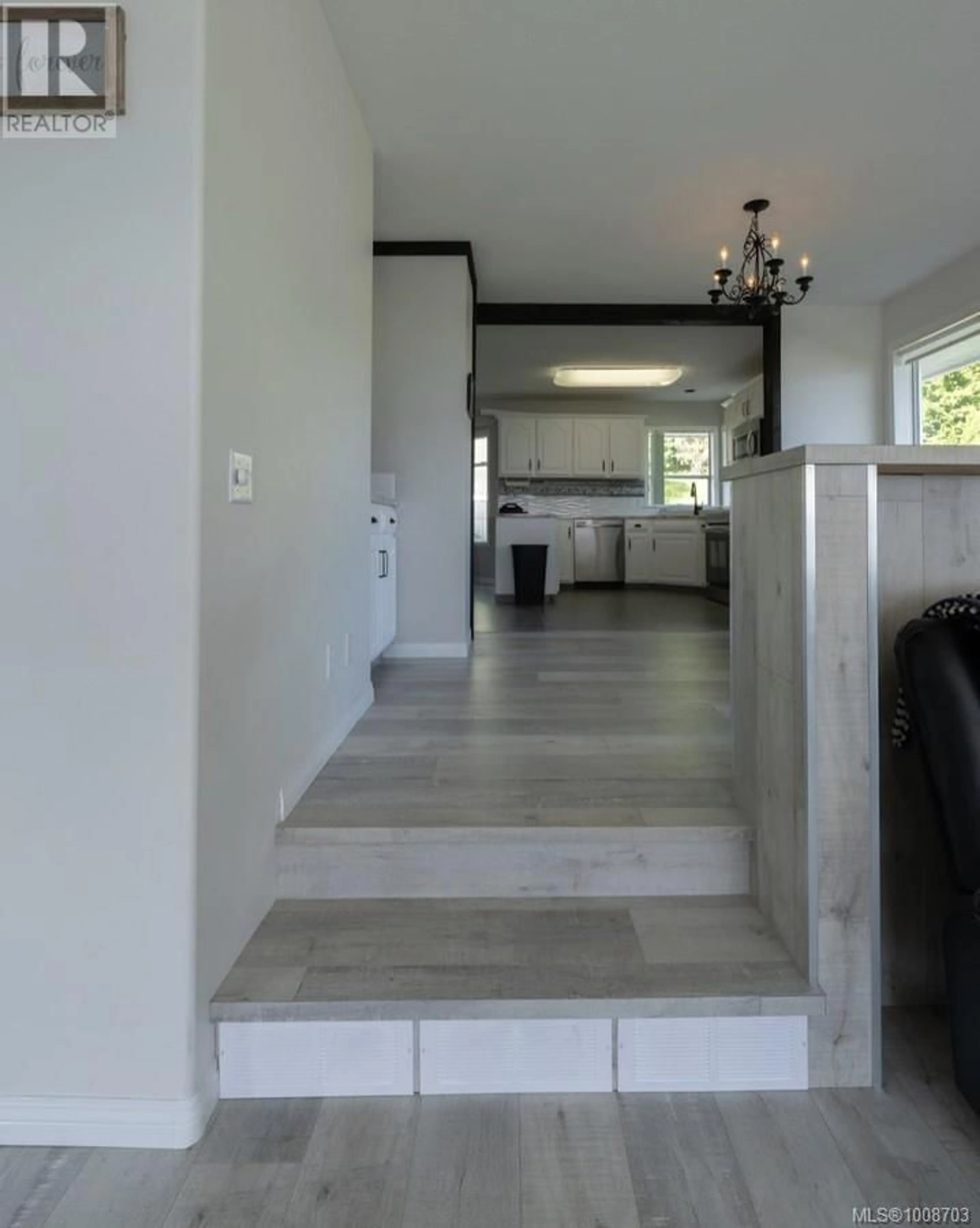 Indoor foyer for 2543 CARDENA CRESCENT, Port McNeill British Columbia V0N2R0