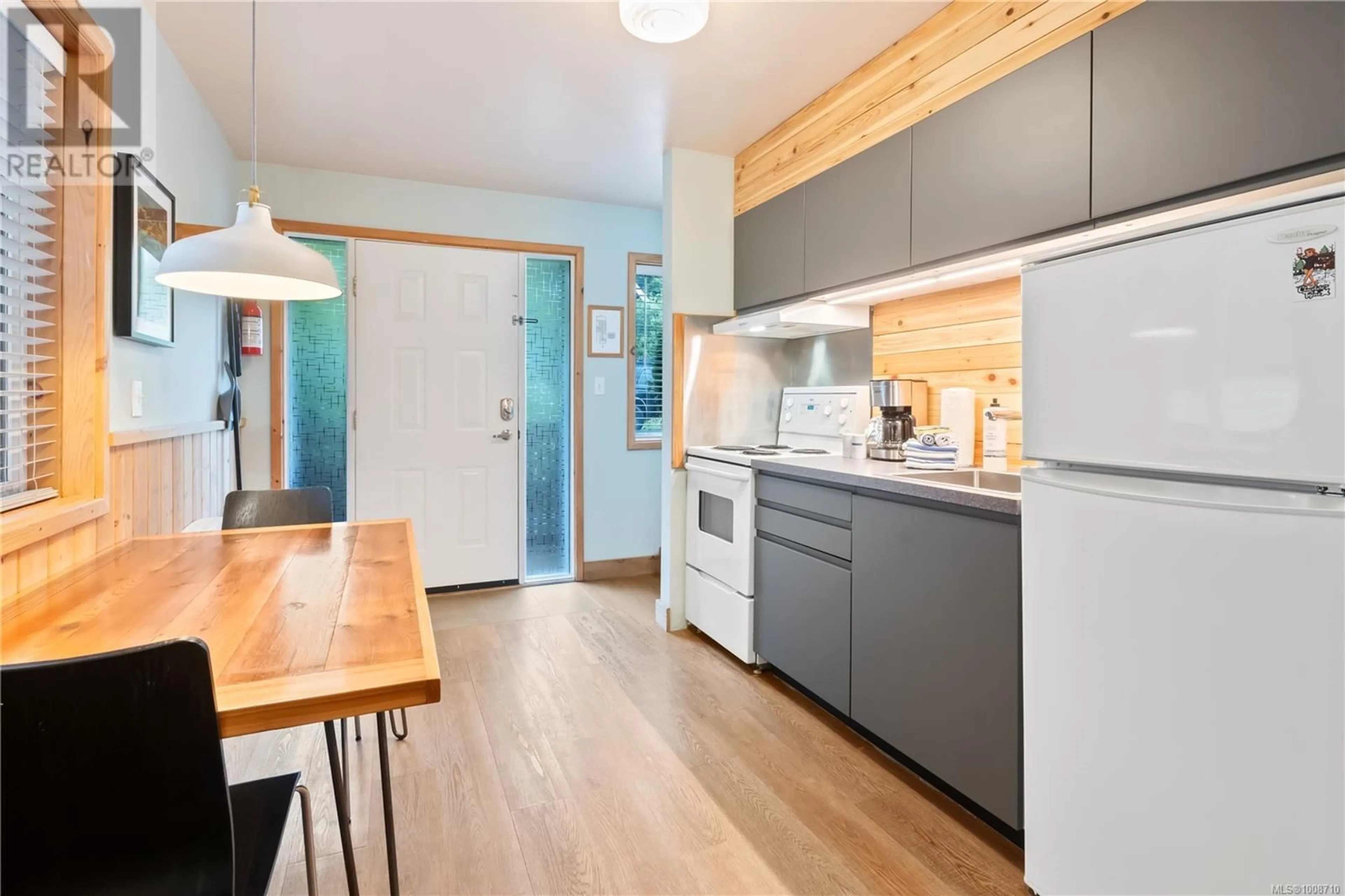 Open concept kitchen, wood/laminate floor for 26 - 1051 TYEE TERRACE, Ucluelet British Columbia V0R3A0
