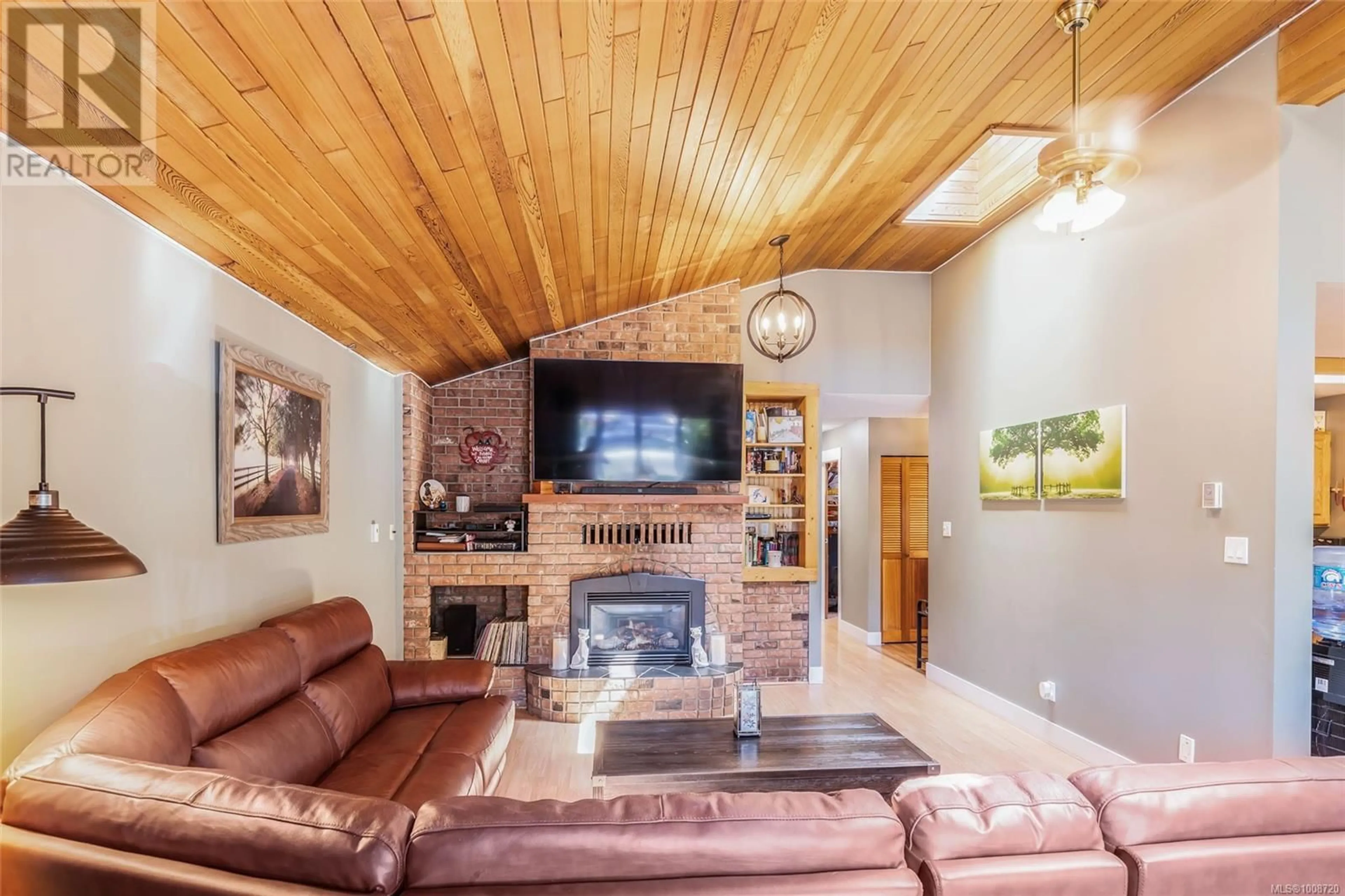 Living room with furniture, wood/laminate floor for 5624 METRAL DRIVE, Nanaimo British Columbia V9T2L3