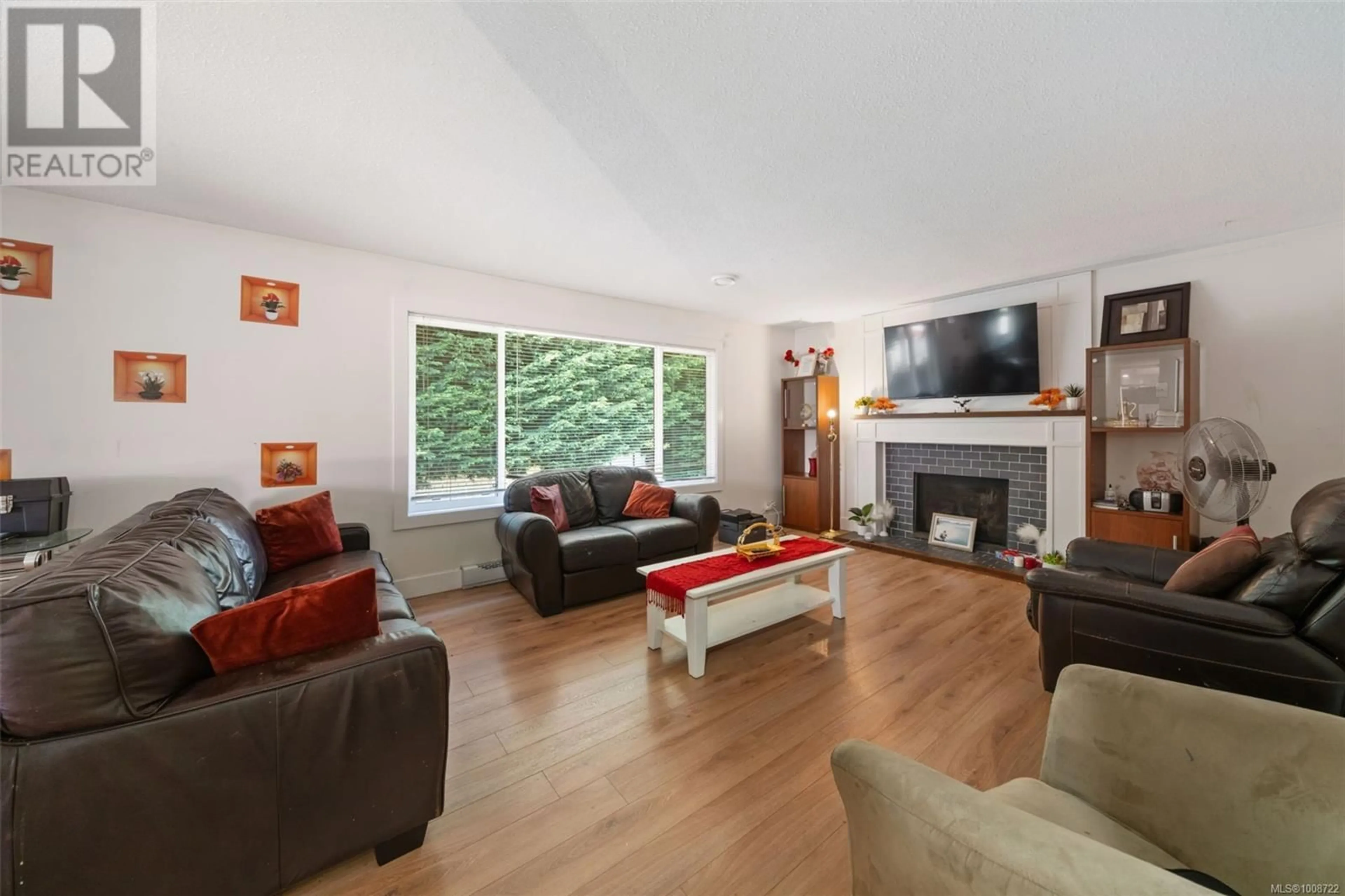 Living room with furniture, wood/laminate floor for 798 CECIL BLOGG DRIVE, Colwood British Columbia V9B5N7