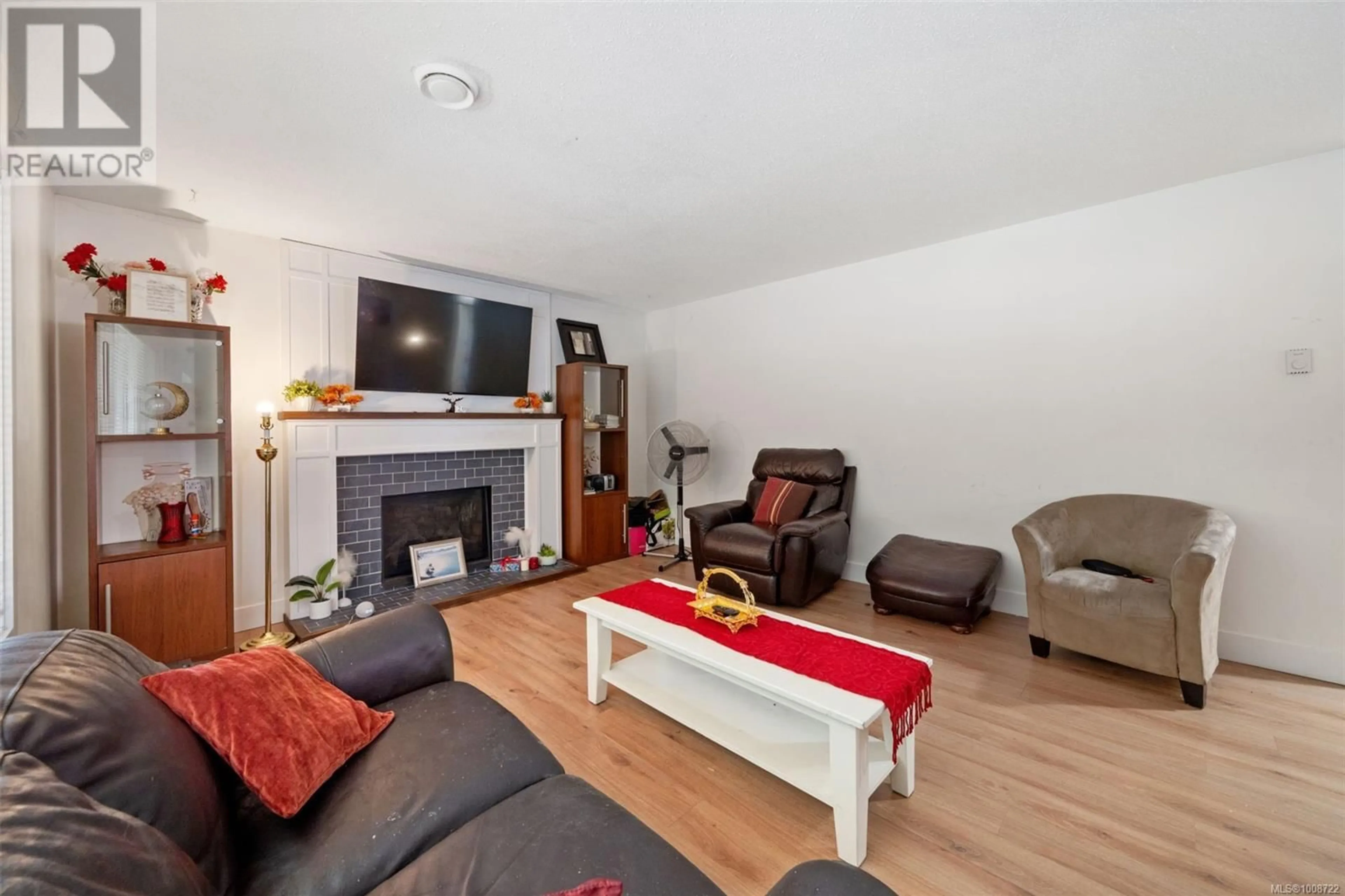 Living room with furniture, wood/laminate floor for 798 CECIL BLOGG DRIVE, Colwood British Columbia V9B5N7